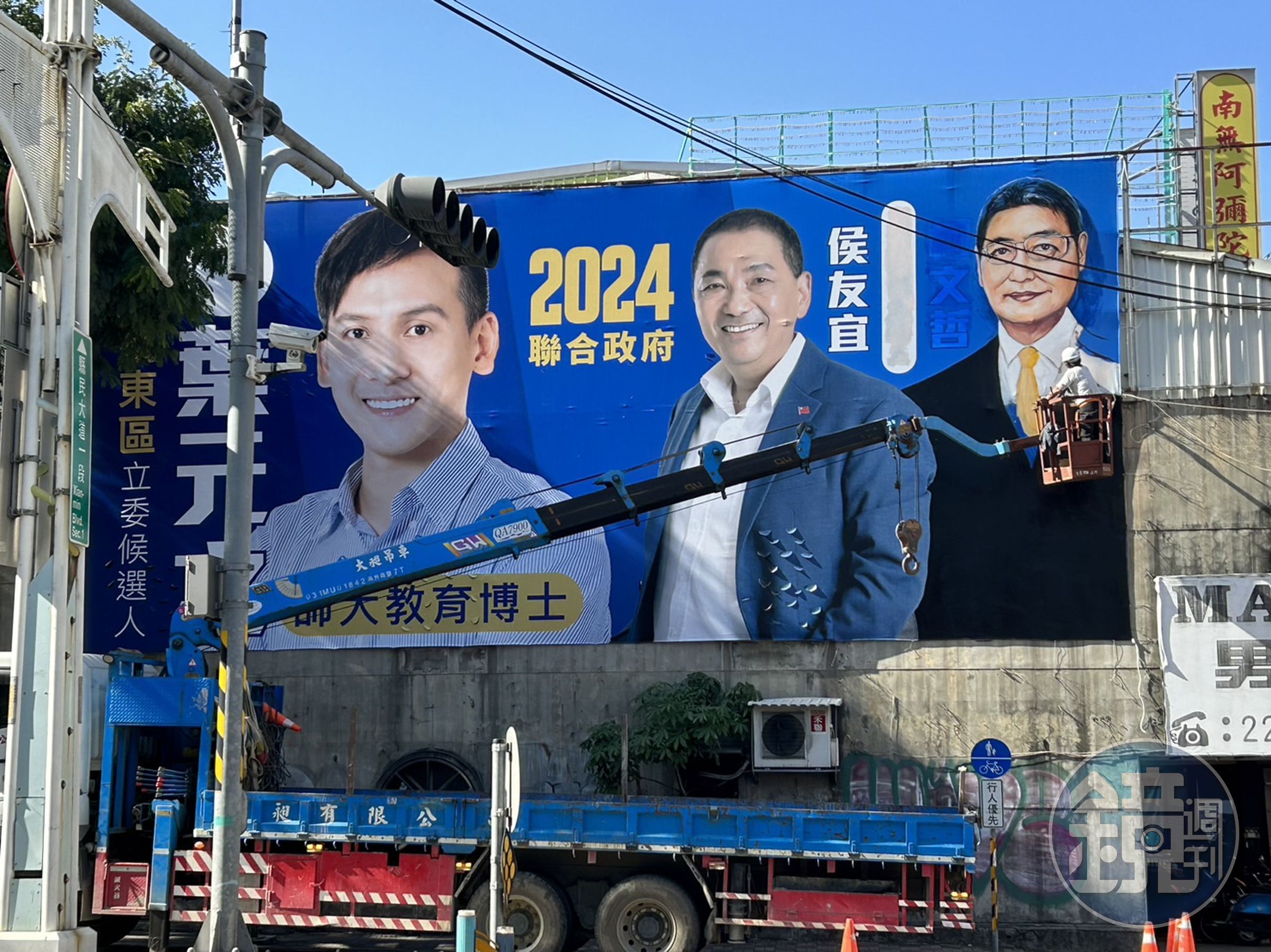 葉元之找來電影看板的彩繪師傅，將柯文哲的畫面修改成趙少康。