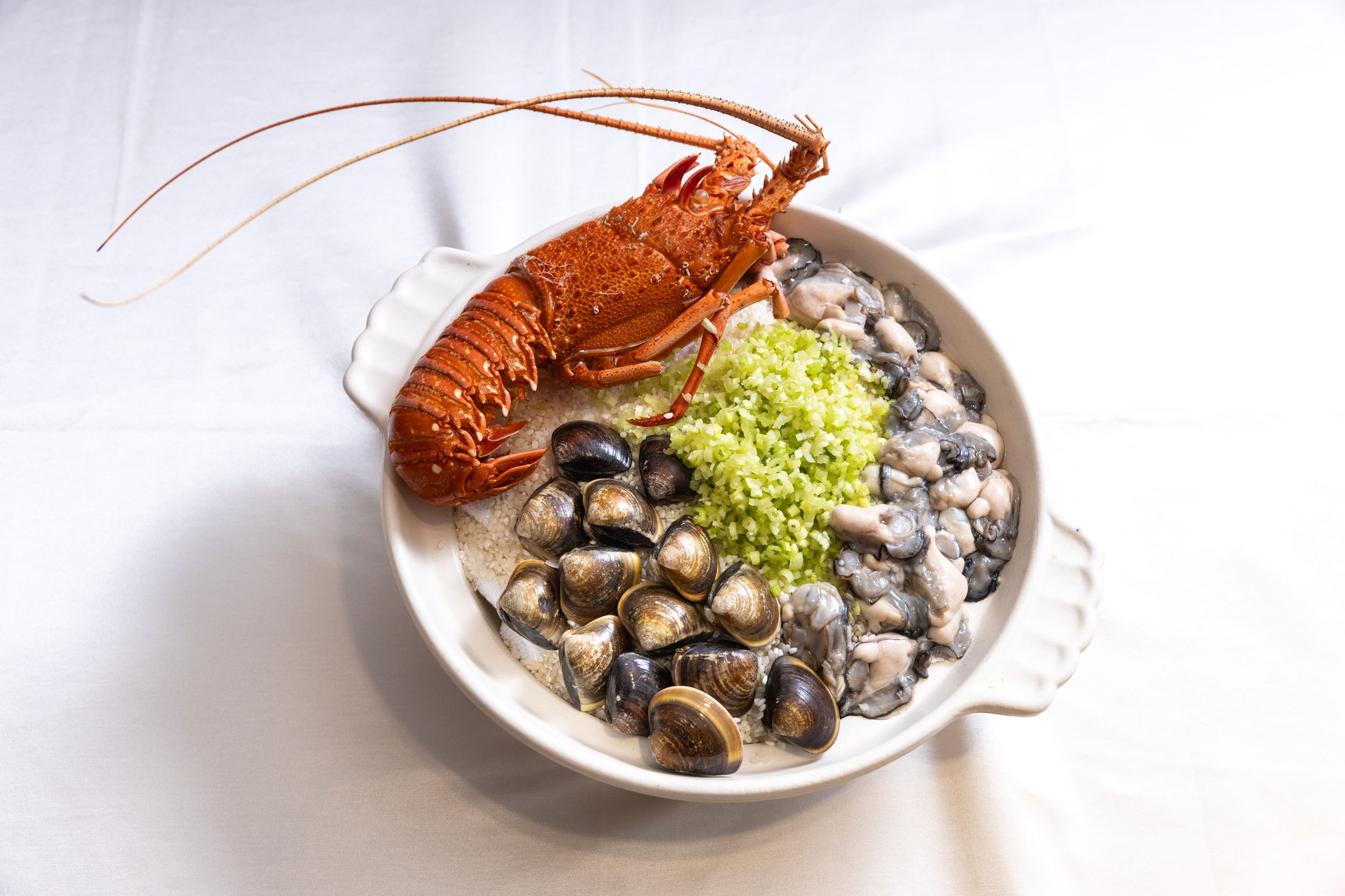 被譽為老饕經典菜的「游水活龍蝦海鮮粥」。