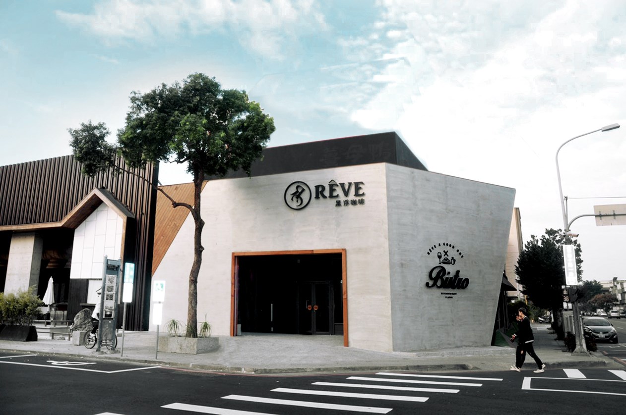 黑浮集團昨日宣布全台停業，並推出「共創新生計畫」邀請大眾投資。圖為台中崇德店。（翻攝自RÊVE Café 黑浮咖啡臉書）