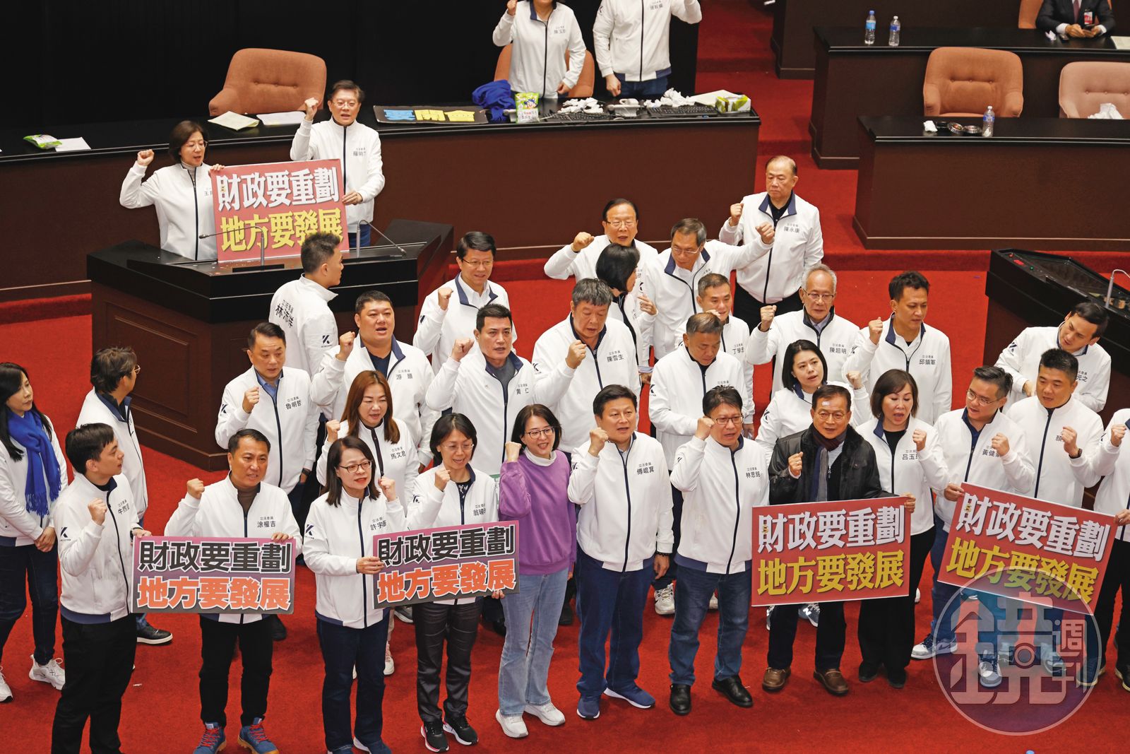 藍營為避免修法戰線拉長,20日延長開會時間,將三大法案全數三讀。