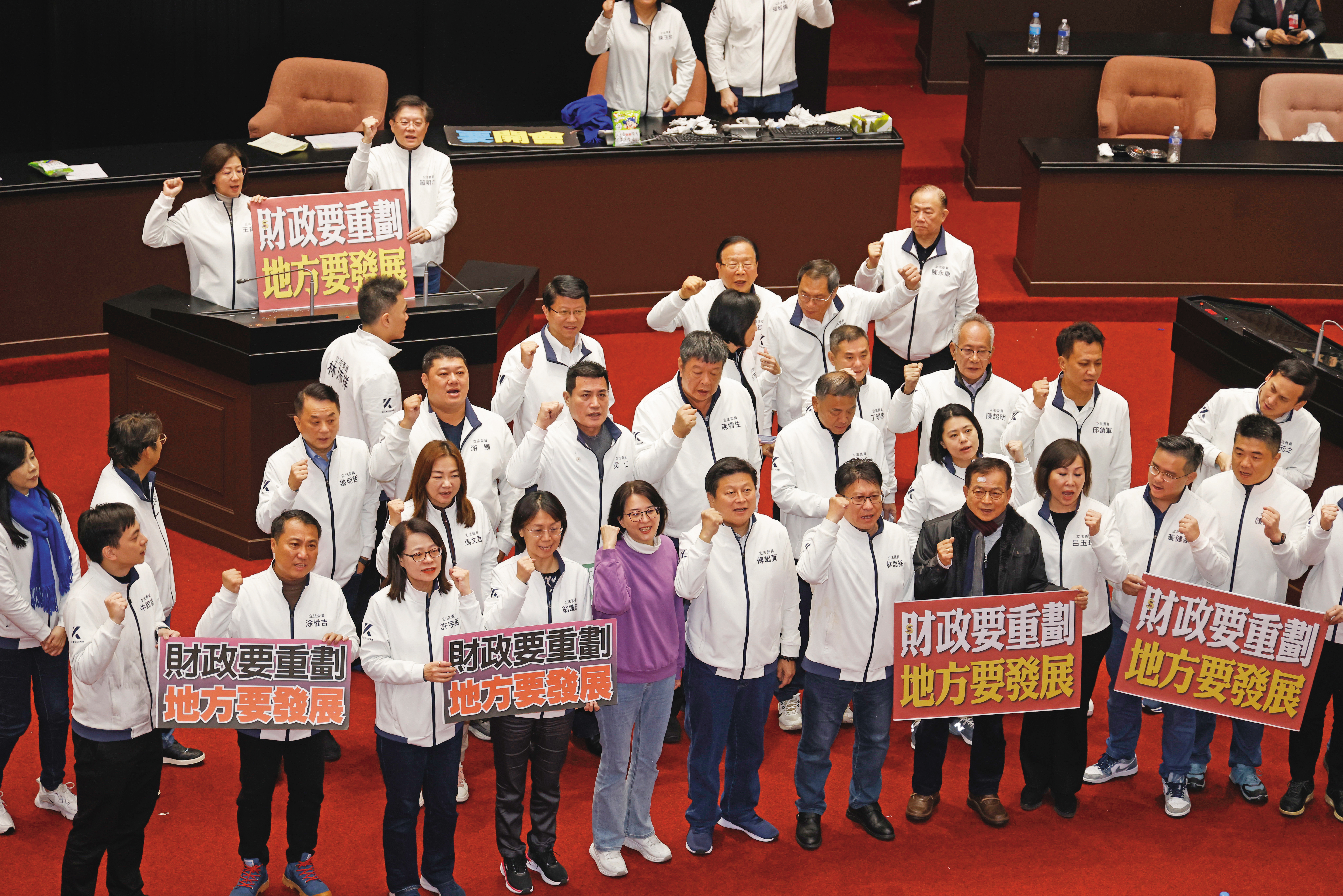 藍營為避免修法戰線拉長，20日延長開會時間，將三大法案全數三讀。