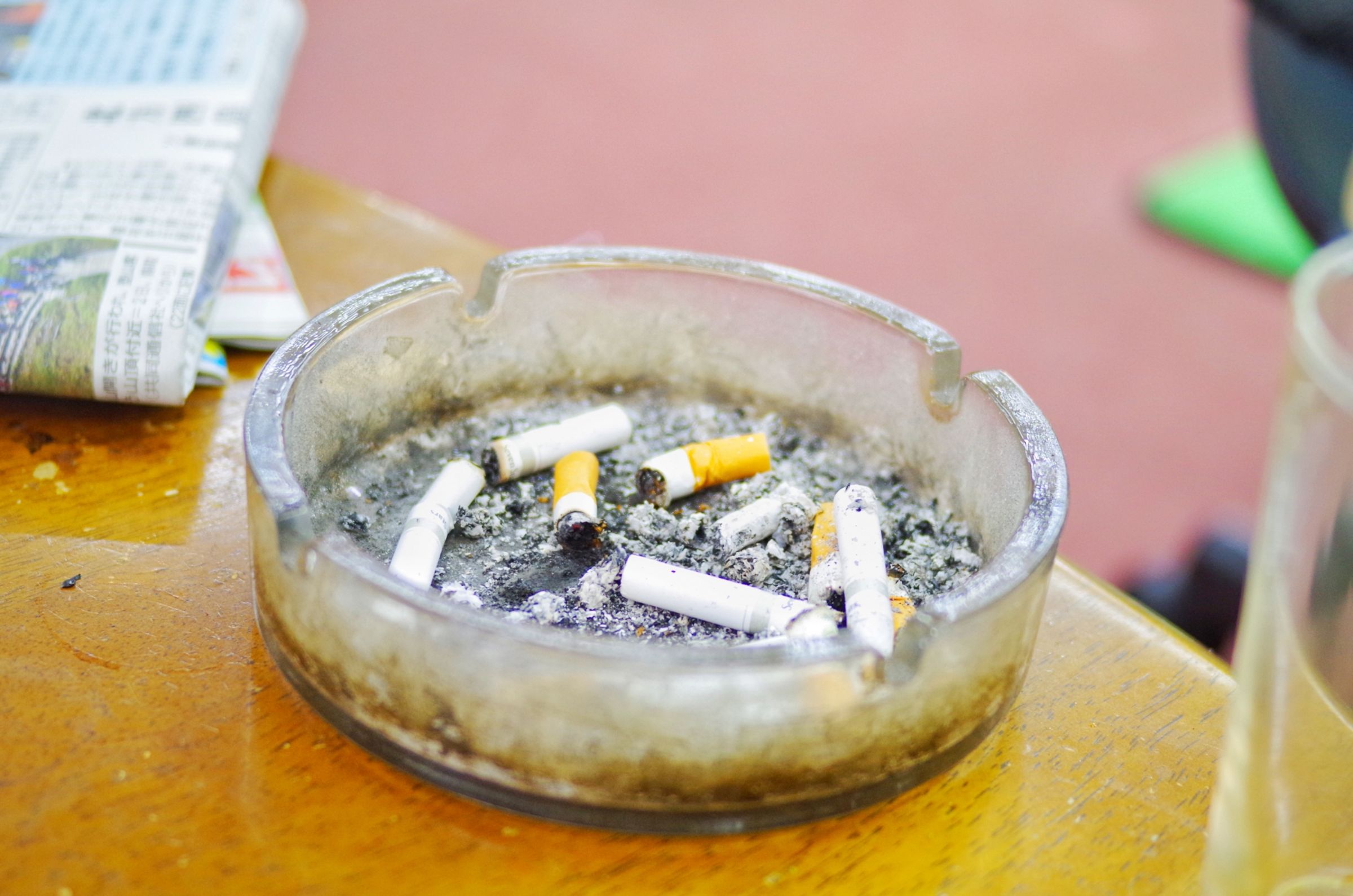 淡水一間裝潢行5日晚間發生命案，死者不僅身中多刀，甚至還遭菸灰缸砸中頭部。（示意圖，photoAC提供）