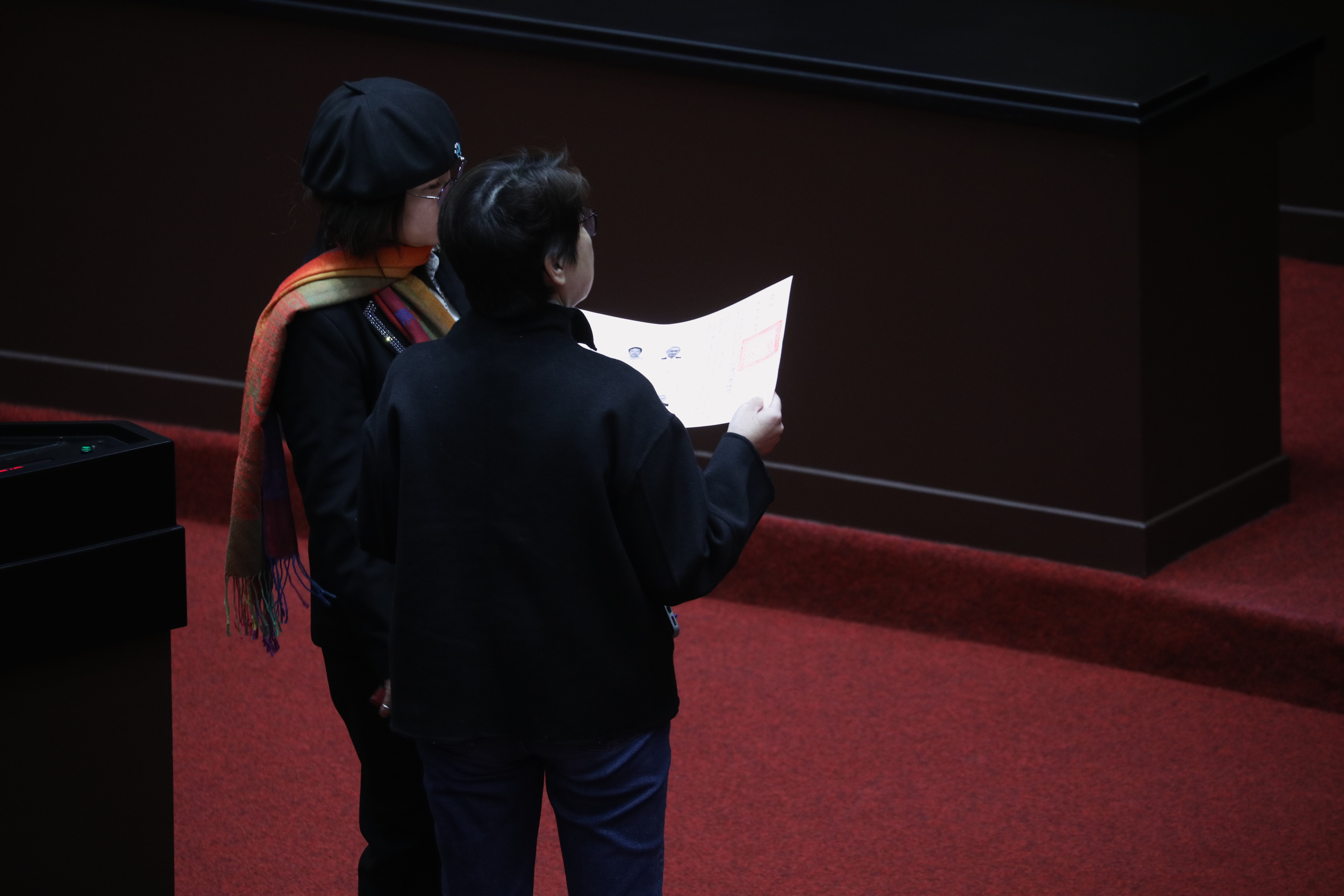 游淑慧認為投錯票一事是故意還是過失，黃珊珊（圖右）自己心知肚明。