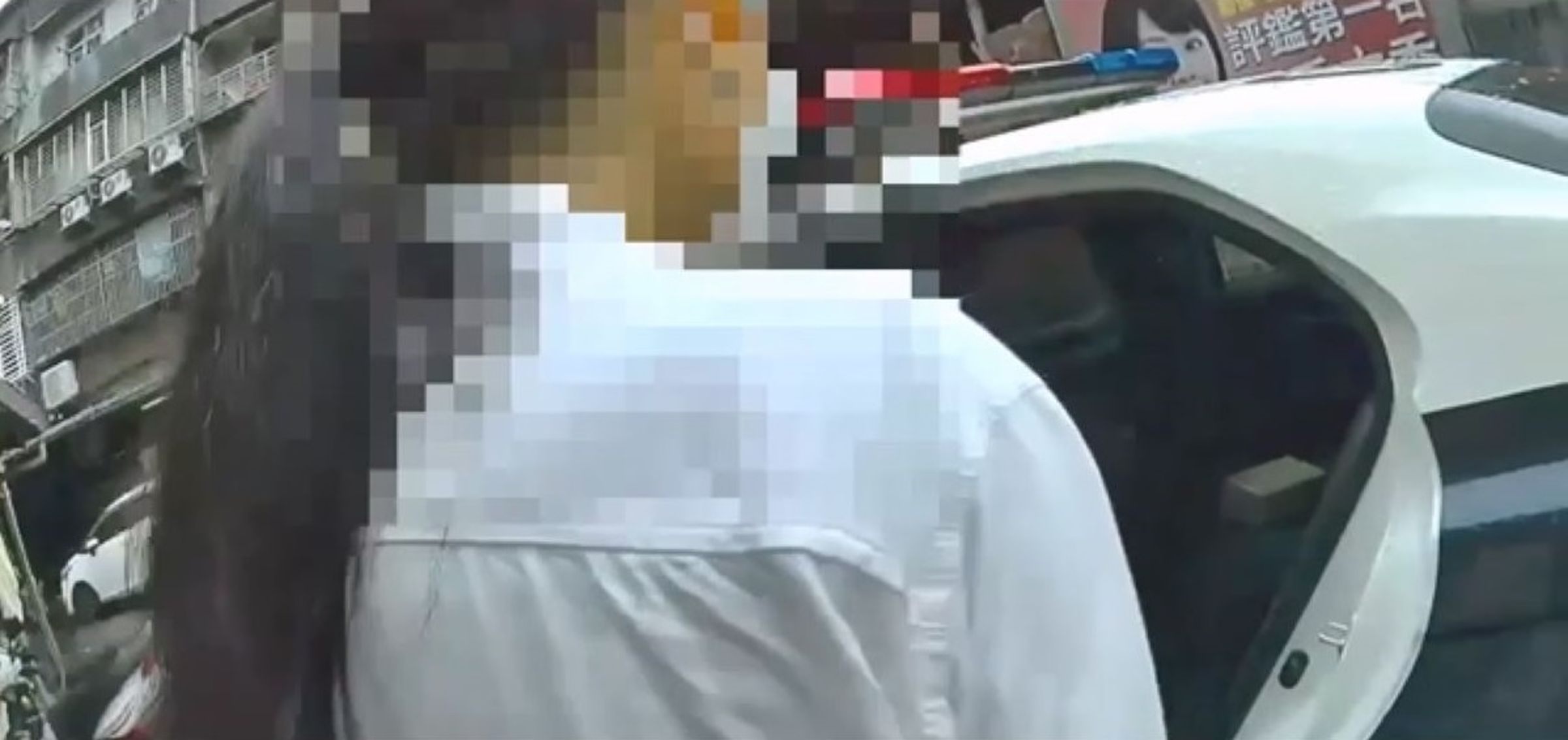 警方逮捕車手，並查扣現場相關證物。（內湖分局提供）