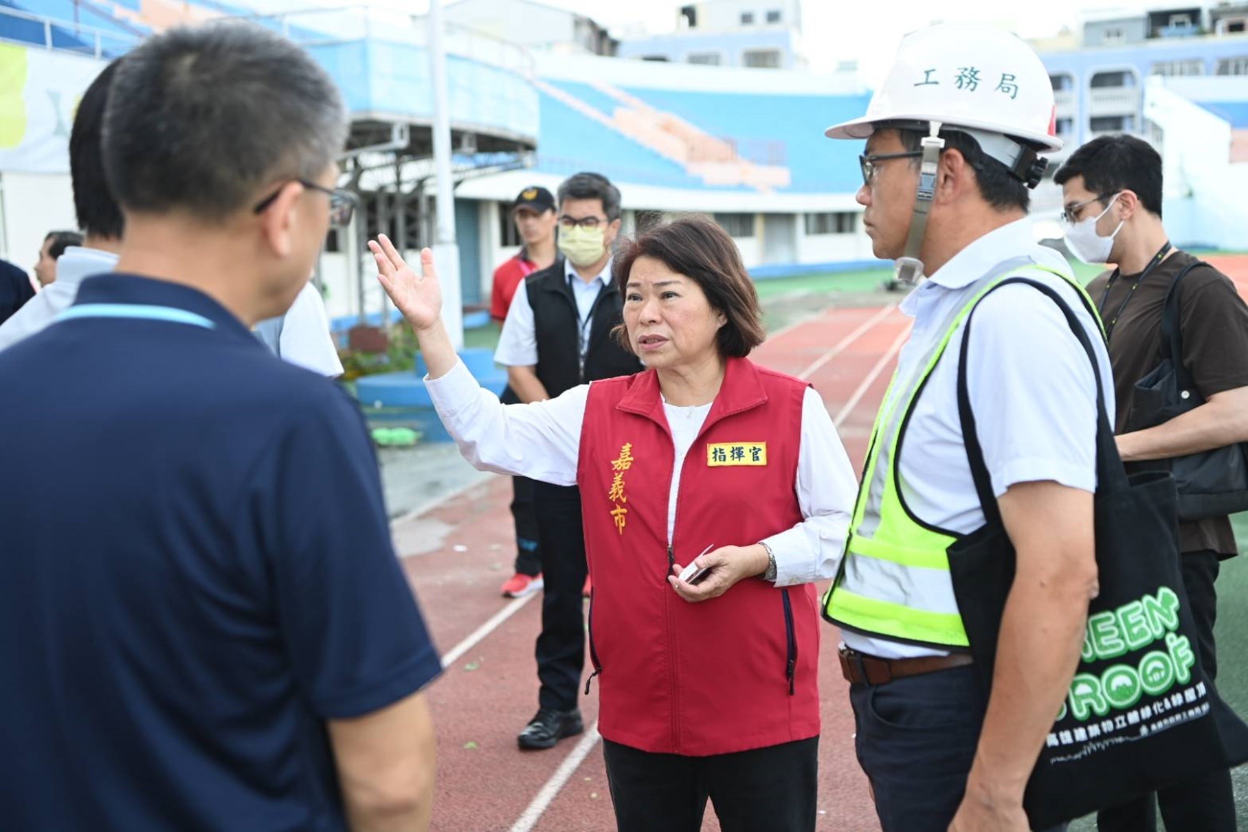 嘉義市長黃敏惠下午在探視受災居民過程中，發生意外插曲受傷了。（翻攝自黃敏惠臉書）