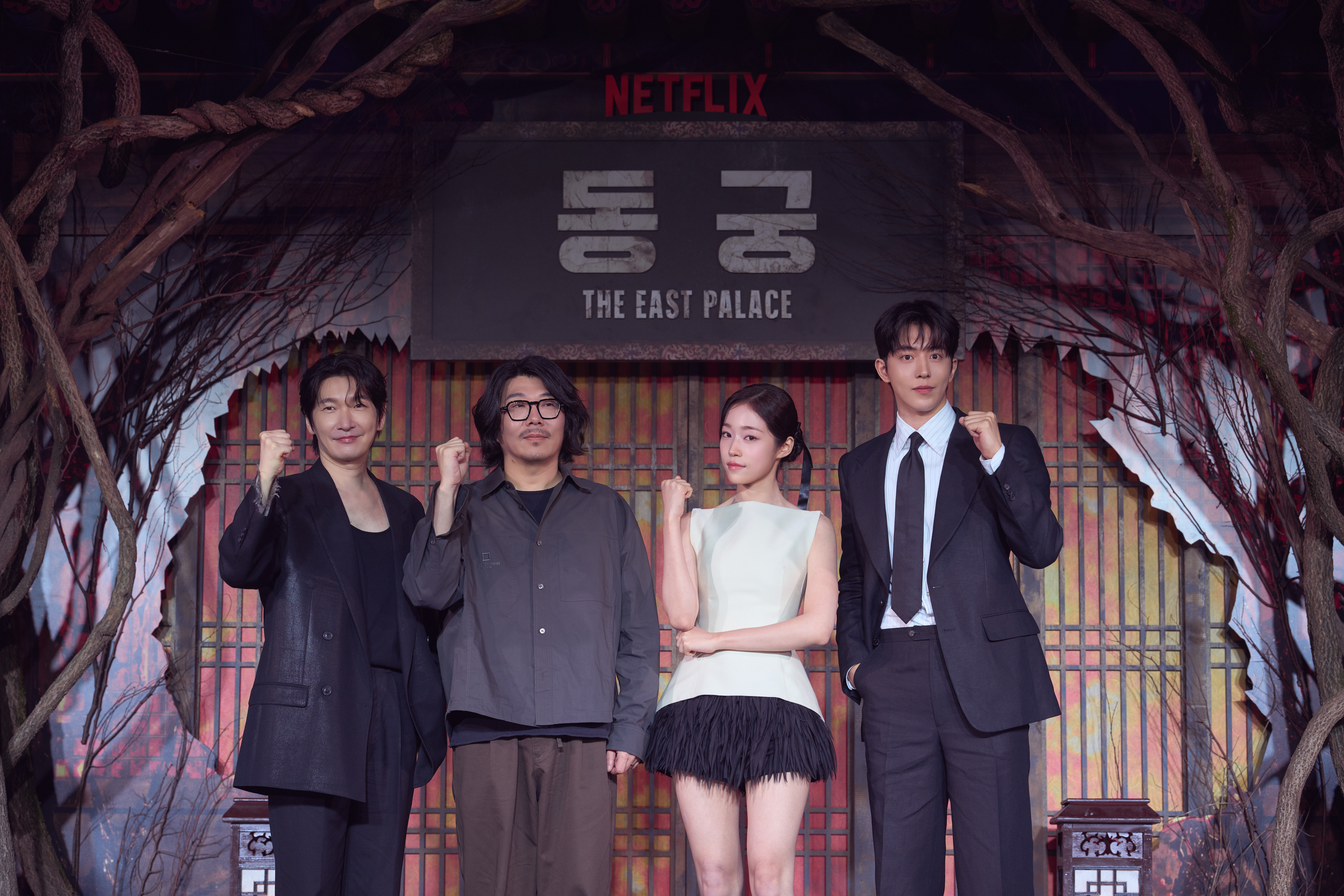 南柱赫、盧允瑞、曹承佑與導演崔正奎出席《鬼謎東宮》記者會。（Netflix提供）