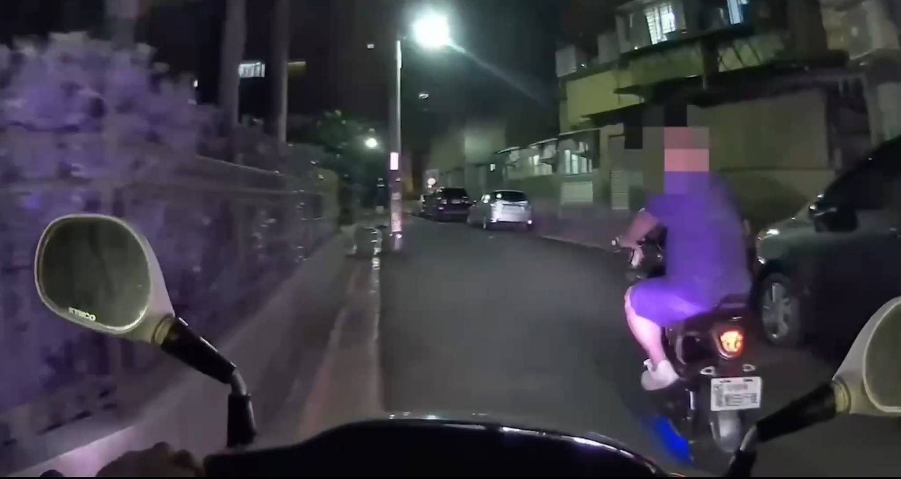 謝男邊騎微型電動二輪車邊飲酒，遭警方當場查獲。（翻攝畫面）