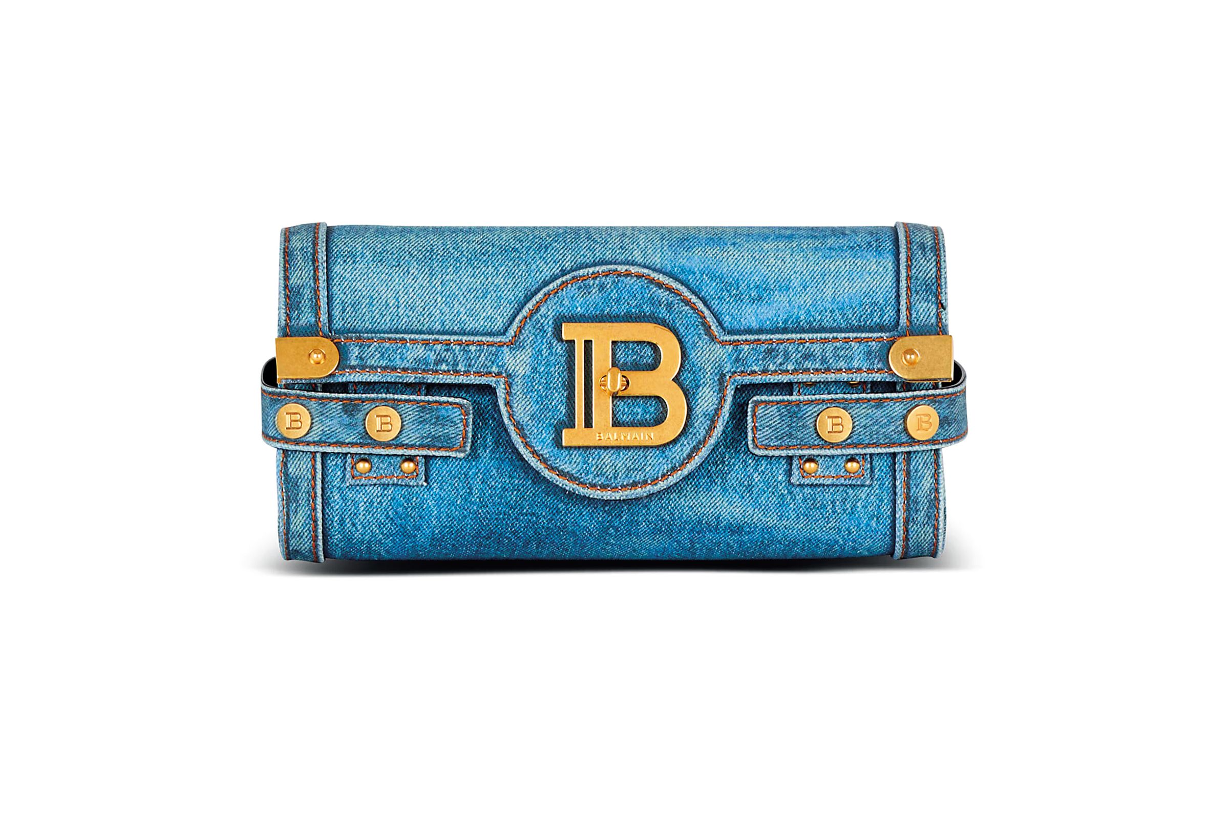 明亮系的蔚藍色，好心情不請自來。B-BUZZ POUCH 23牛仔印花帆布包 NT$56,000（BALMAIN提供）