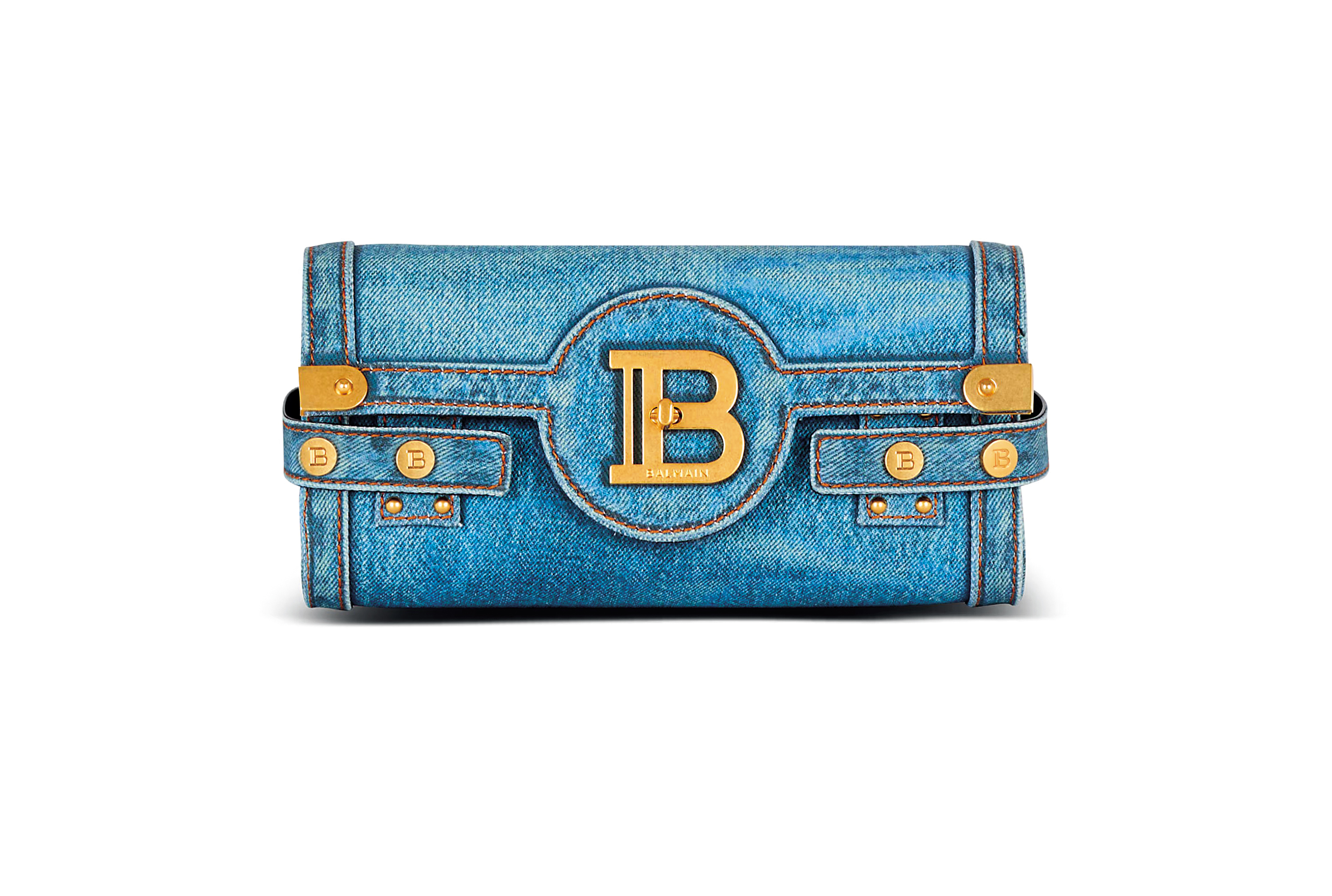 明亮系的蔚藍色，好心情不請自來。B-BUZZ POUCH 23牛仔印花帆布包 NT$56,000（BALMAIN提供）