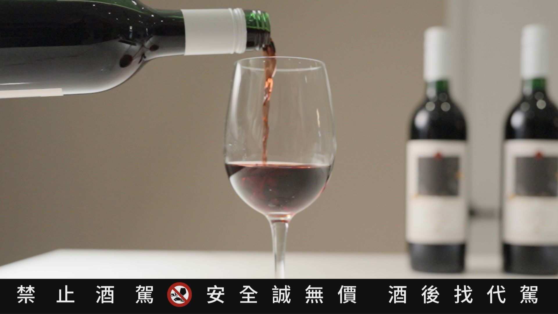 台酒公司的「Jade Spring精選紅葡萄酒」,清澈的紫紅色調,採用台灣本土的黑后葡萄,搭上兩款葡萄酒相互調和,帶出豐富層次。