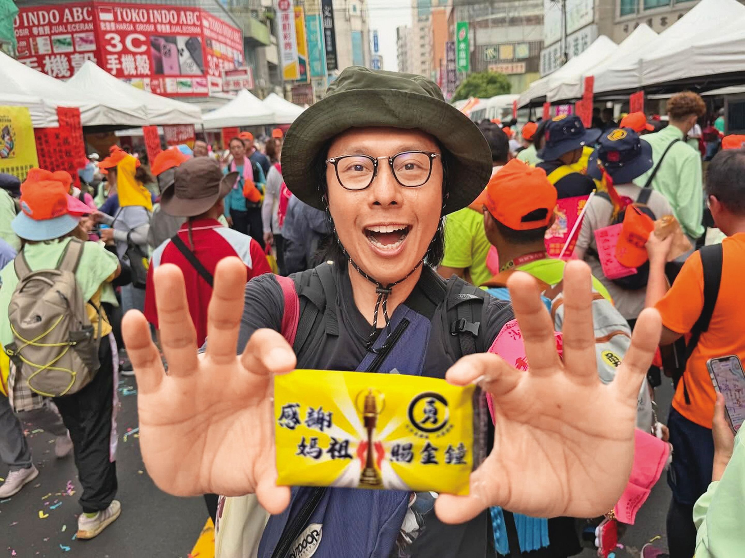 很懂得入境隨俗融入台灣的張啟樂,也親身參與媽祖遶境活動。(翻攝自張啟樂IG)
