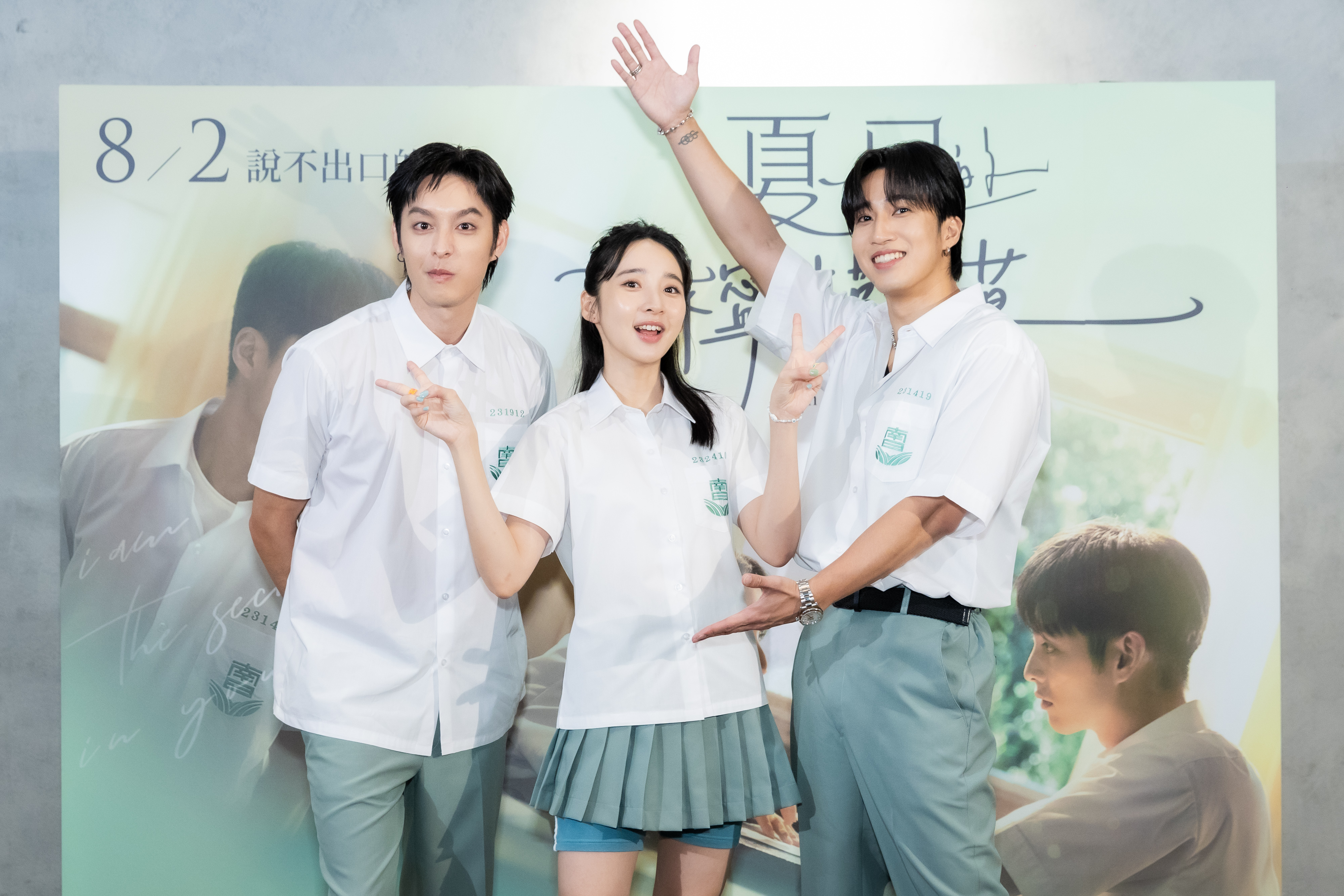 曹佑寧(左起)、李沐、婁峻碩穿起高中校服,與媒體回憶高中點滴。(百薇國際提供)