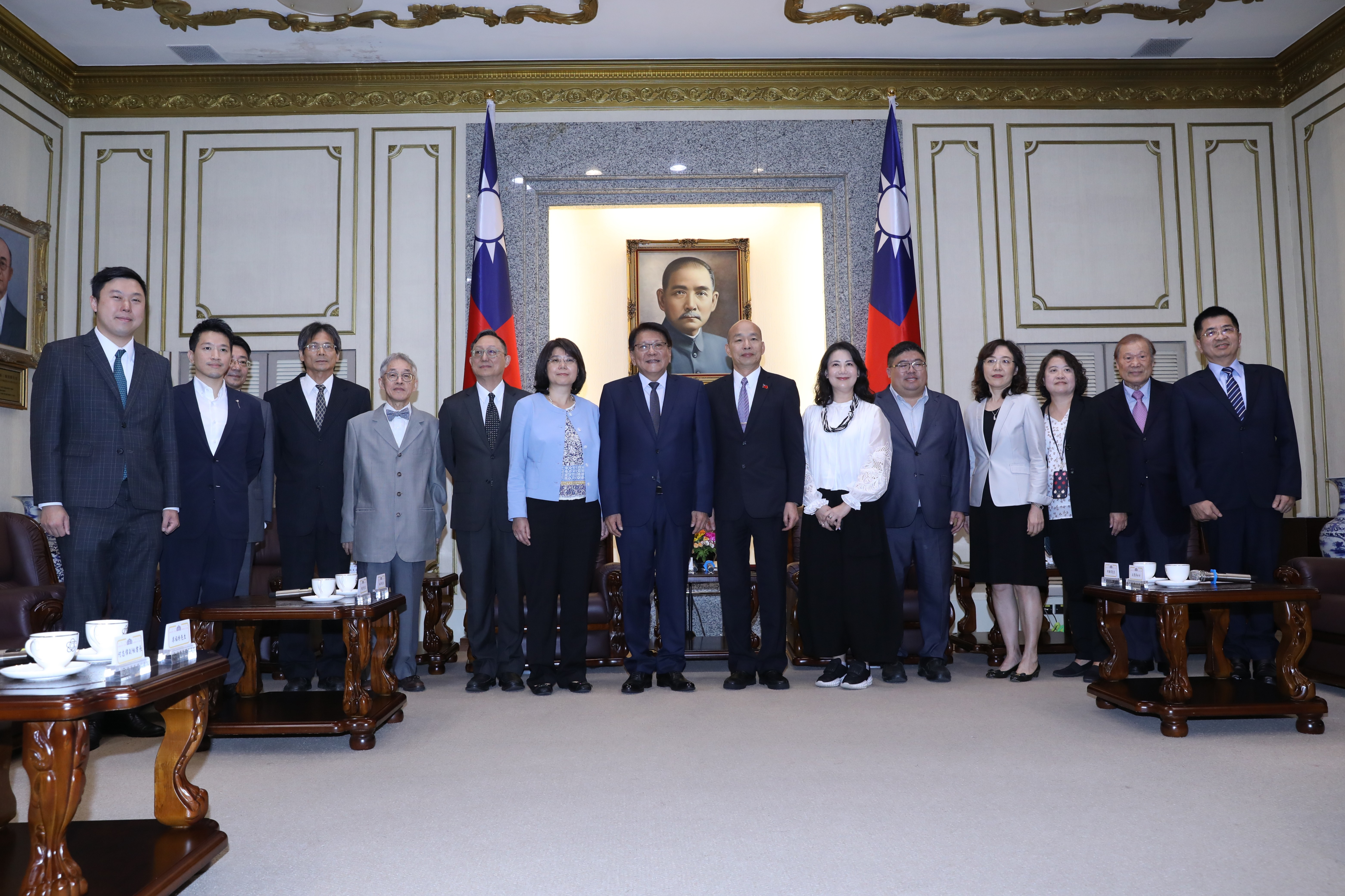 7位司法院正副院長及大法官被提名人都遭立法院封殺，總統賴清德表示將進行補提名作業。（圖為潘孟安率被提名人拜會韓國瑜）