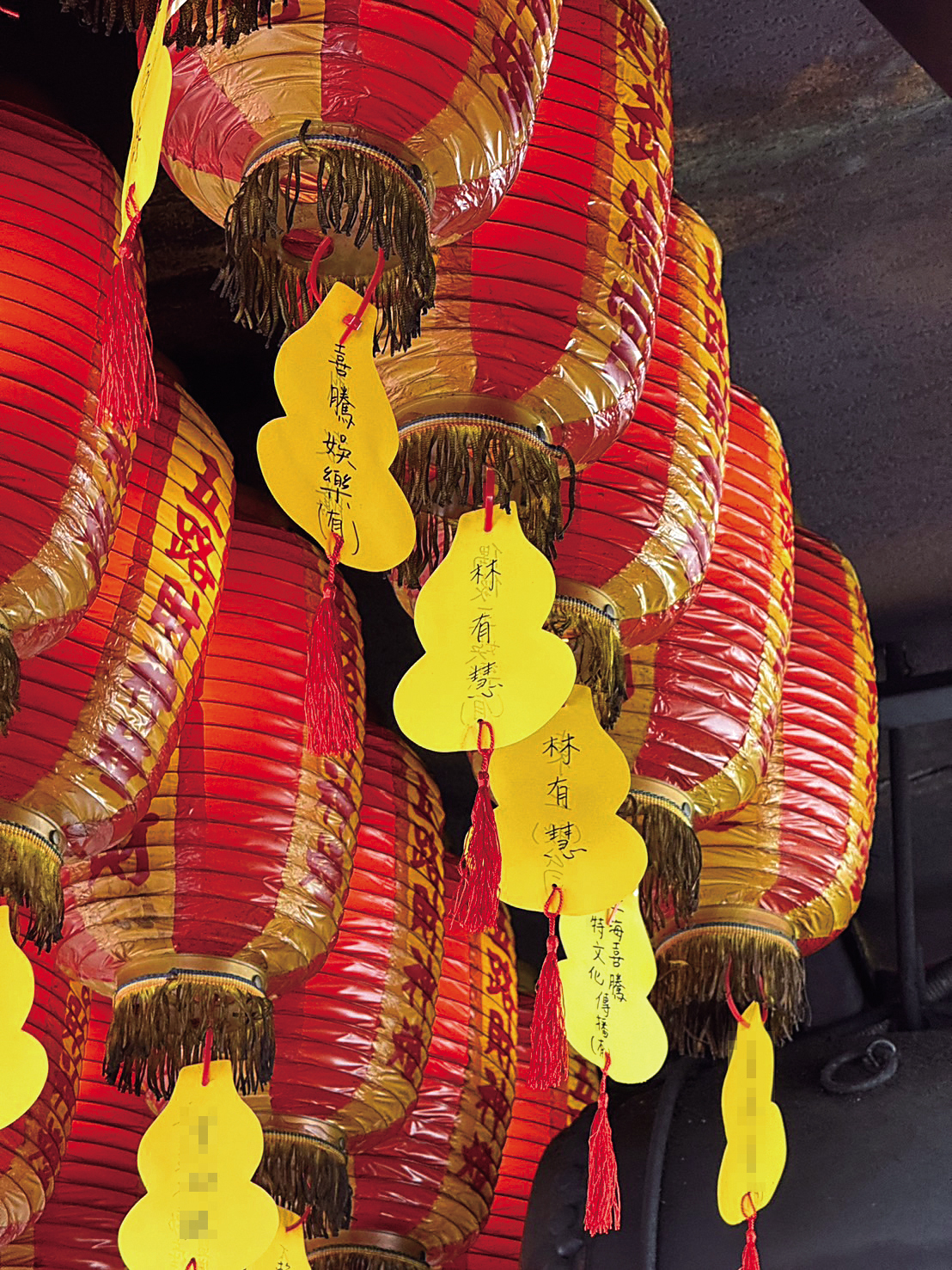 蕭敬騰和Summer（林有慧）在廟裡不但點光明燈，也敬獻燈籠。
