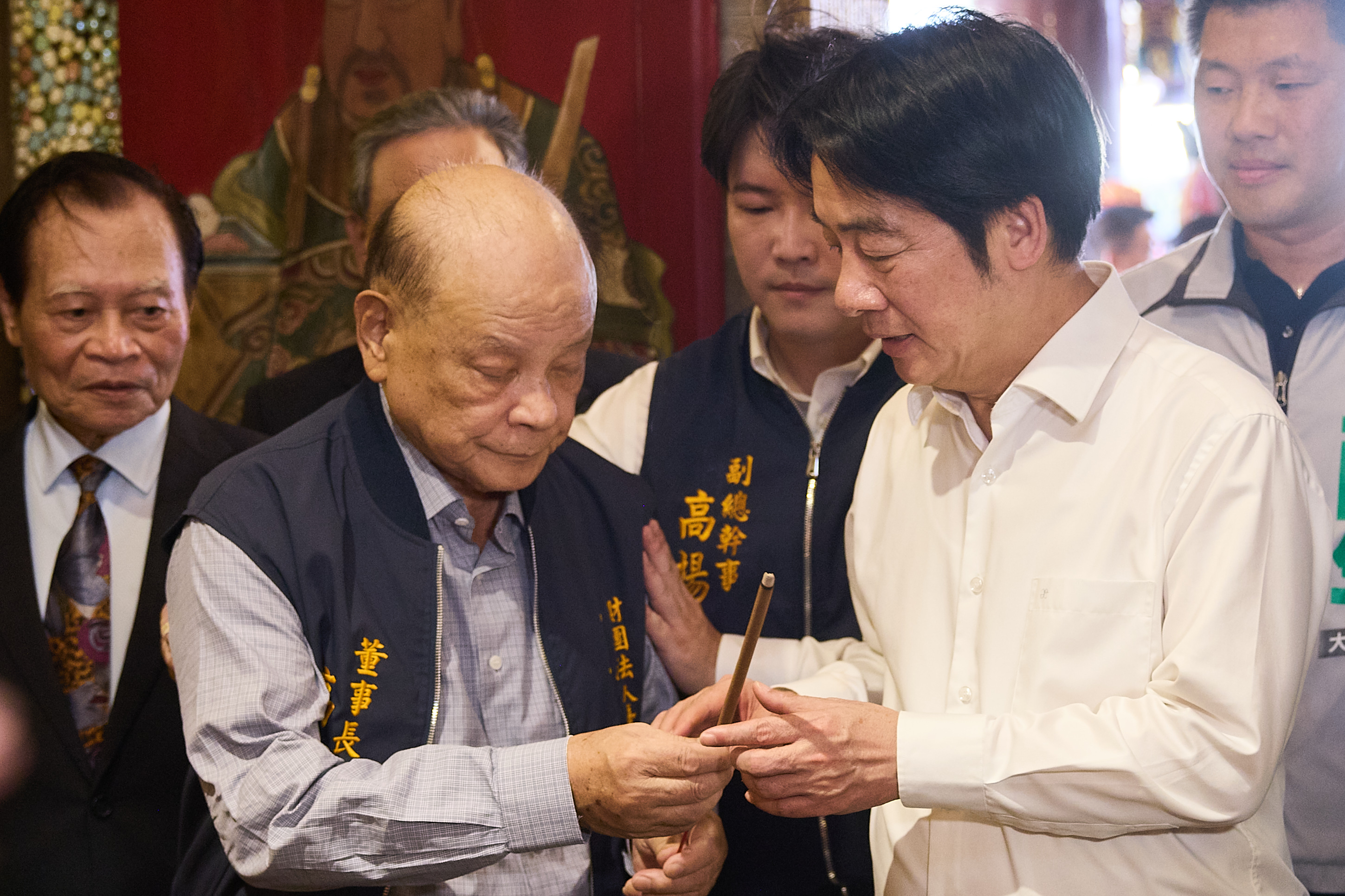 總統賴清德於中元普渡依約回到福興宮「還願」揭匾，圖為高揚凱父親即福興宮董事長高昌倫，與賴總統參拜畫面。（高揚凱提供）