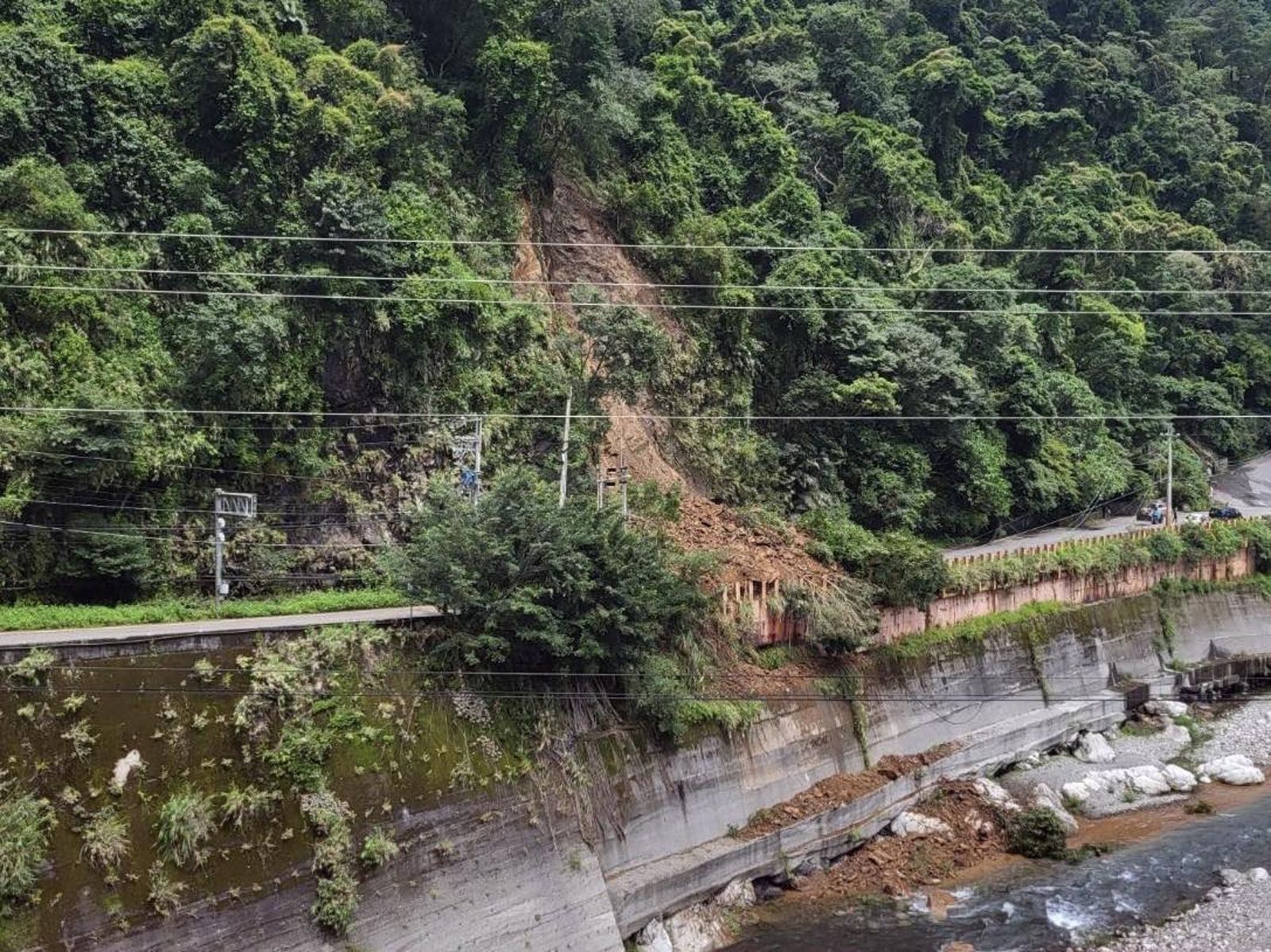 八仙山林道入口處邊坡土石崩落,道路遭佔據。(翻攝八仙山國家森林遊樂區暨自然教育中心臉書)