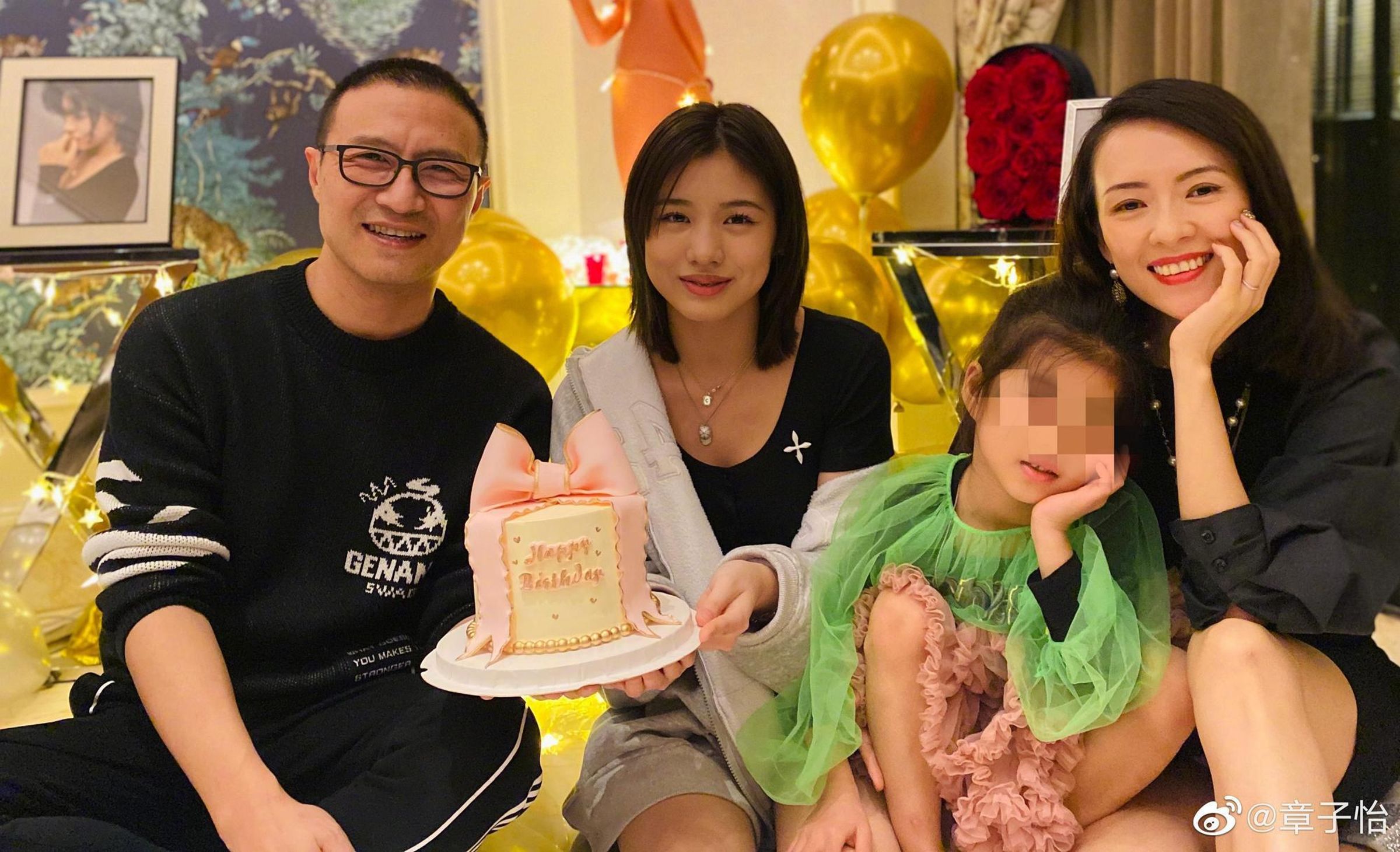 章子怡與汪峰過往不時會秀出全家人的幸褔天倫照，現在卻被爆離婚。（翻攝自章子怡微博）