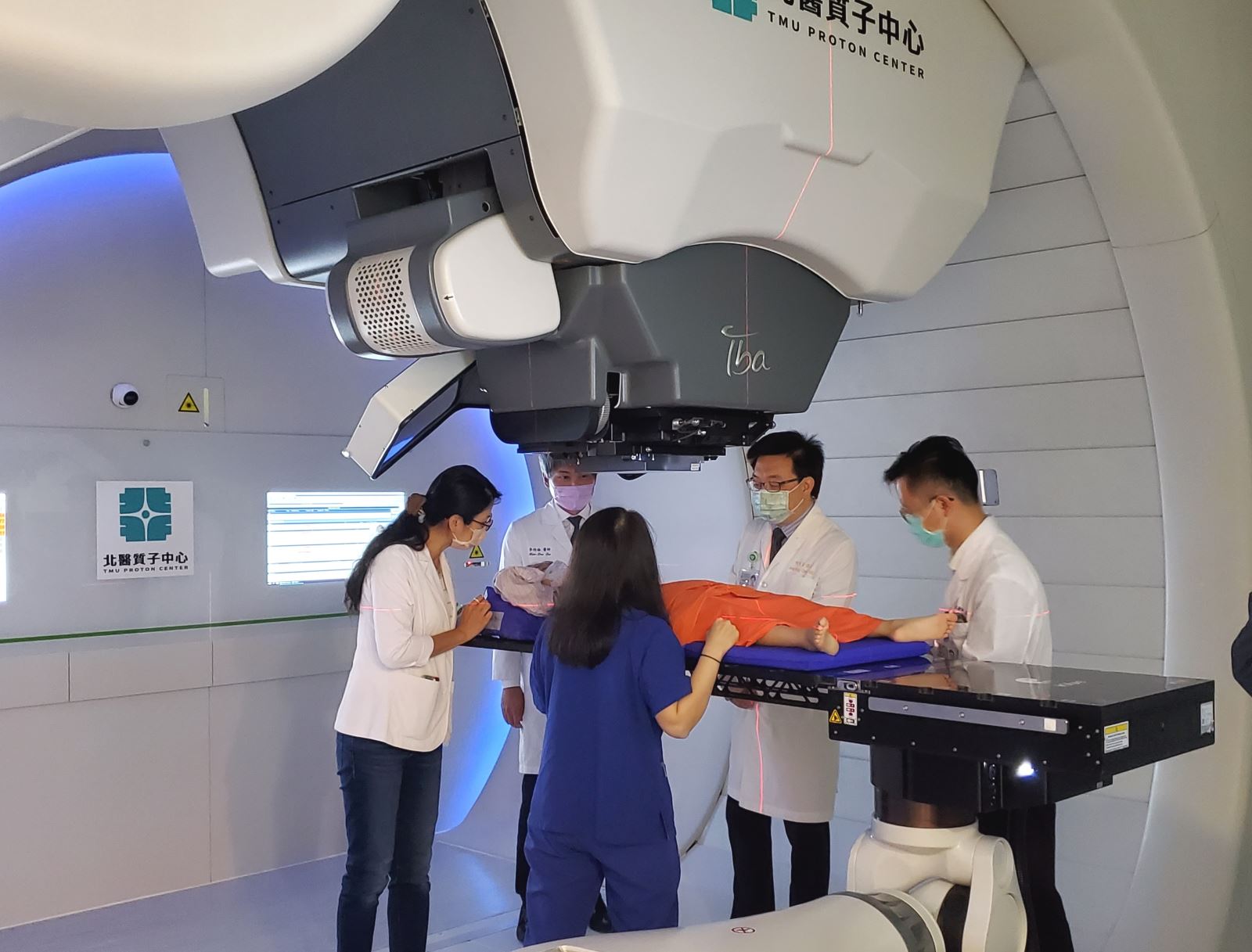 被認為能精準消滅癌細胞的質子治療機，近年來已有許多醫院購入使用；與本案無關。（翻攝自北醫官網）