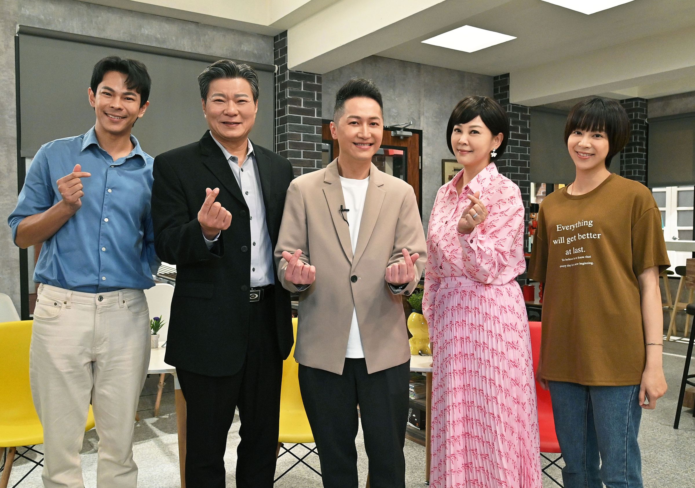 孫綻(左起)、陳文山、郭于中、方馨、蔡祥演出結束大合照。(台視提供)