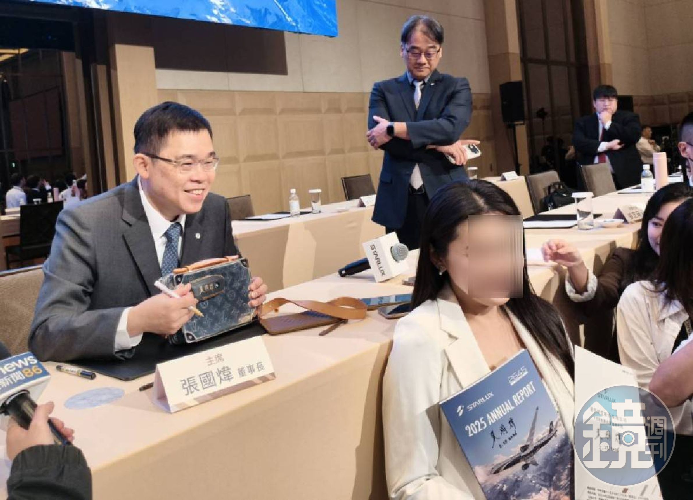 有股東將隨身攜帶的LV包交由張國煒簽名，展現對星宇與張國煒的支持。