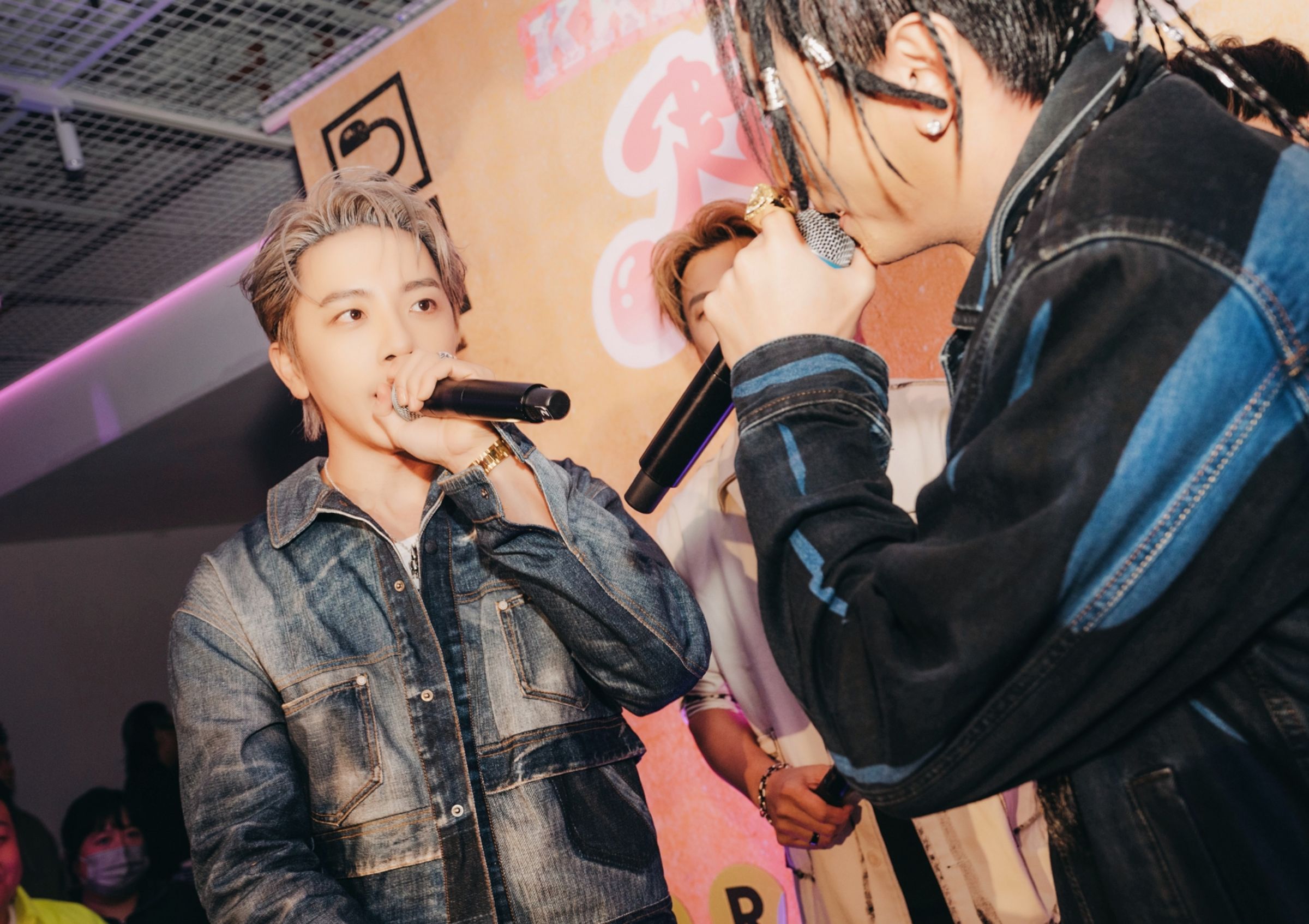 坤達（左）、Toro（右）好兄弟間打鬧惹全場笑聲不斷。（相信音樂提供）