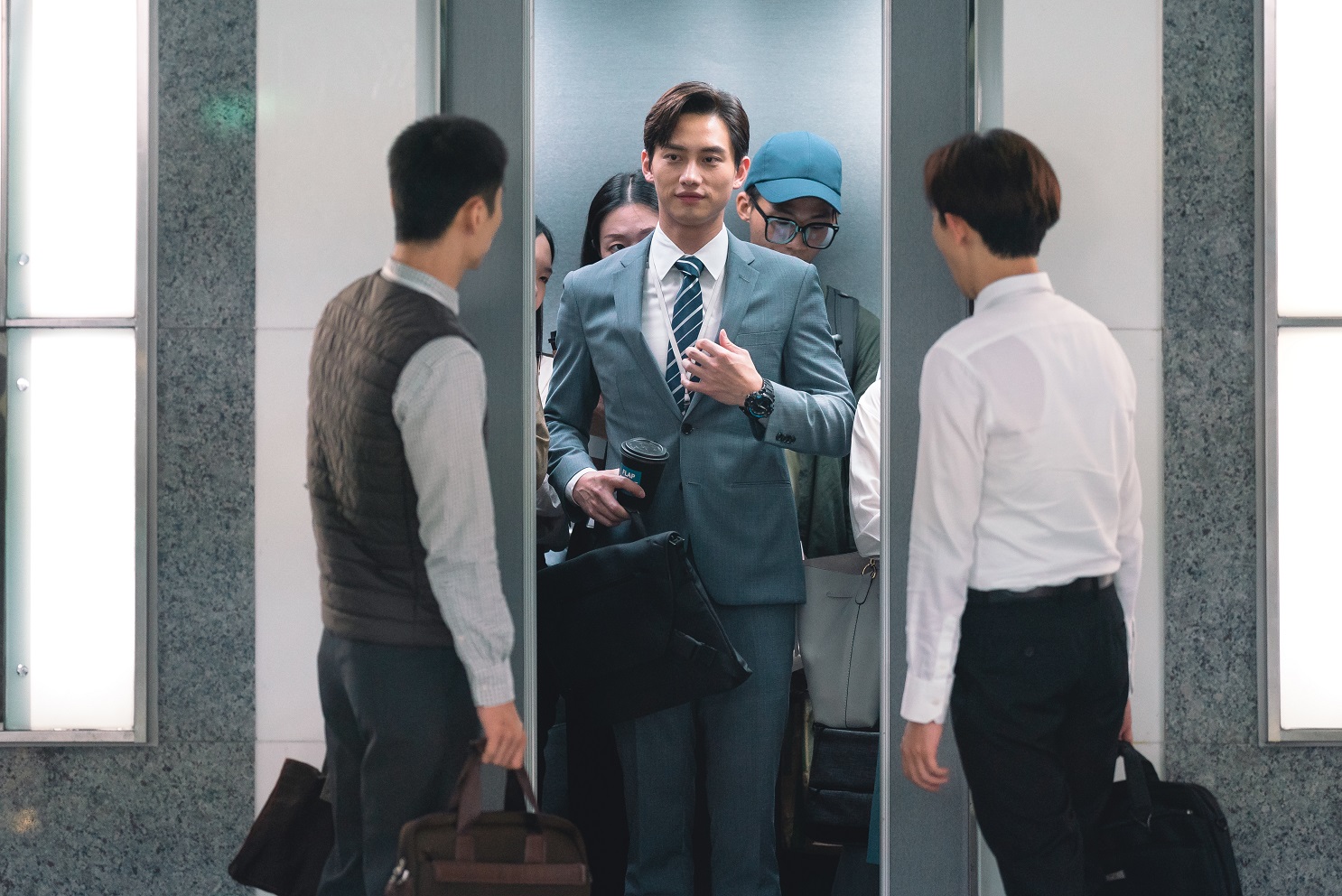 《Ｘ！又是星期一》裡的范少勳（中）飾演從電競高手轉戰職場的上班族。（鏡文學提供）