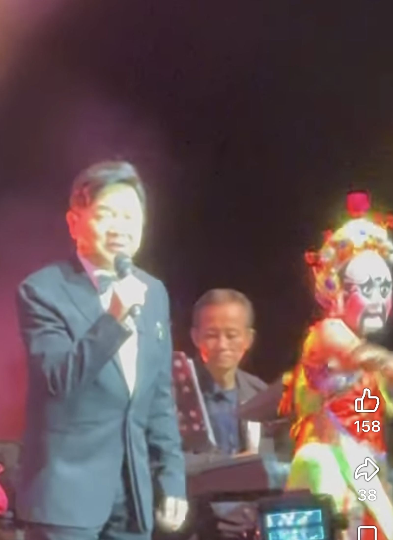葉啟田登台時，身穿民俗服裝的舞者為他伴舞。（圖／翻攝自網路）