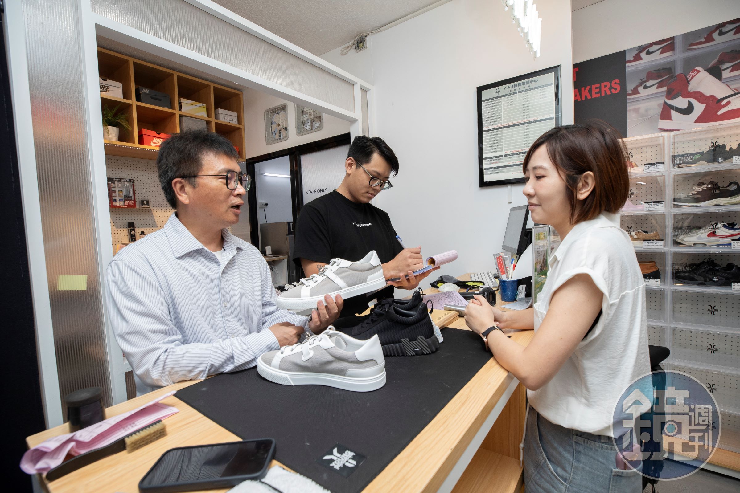洗鞋專家、過去更是製鞋業者的郭子仲(左)表示,現在鞋子容易移染、脫膠,原因出在為了環保。但專業的洗鞋業者還是有辦法解決、除了淨鞋外,還能幫愛鞋延壽。