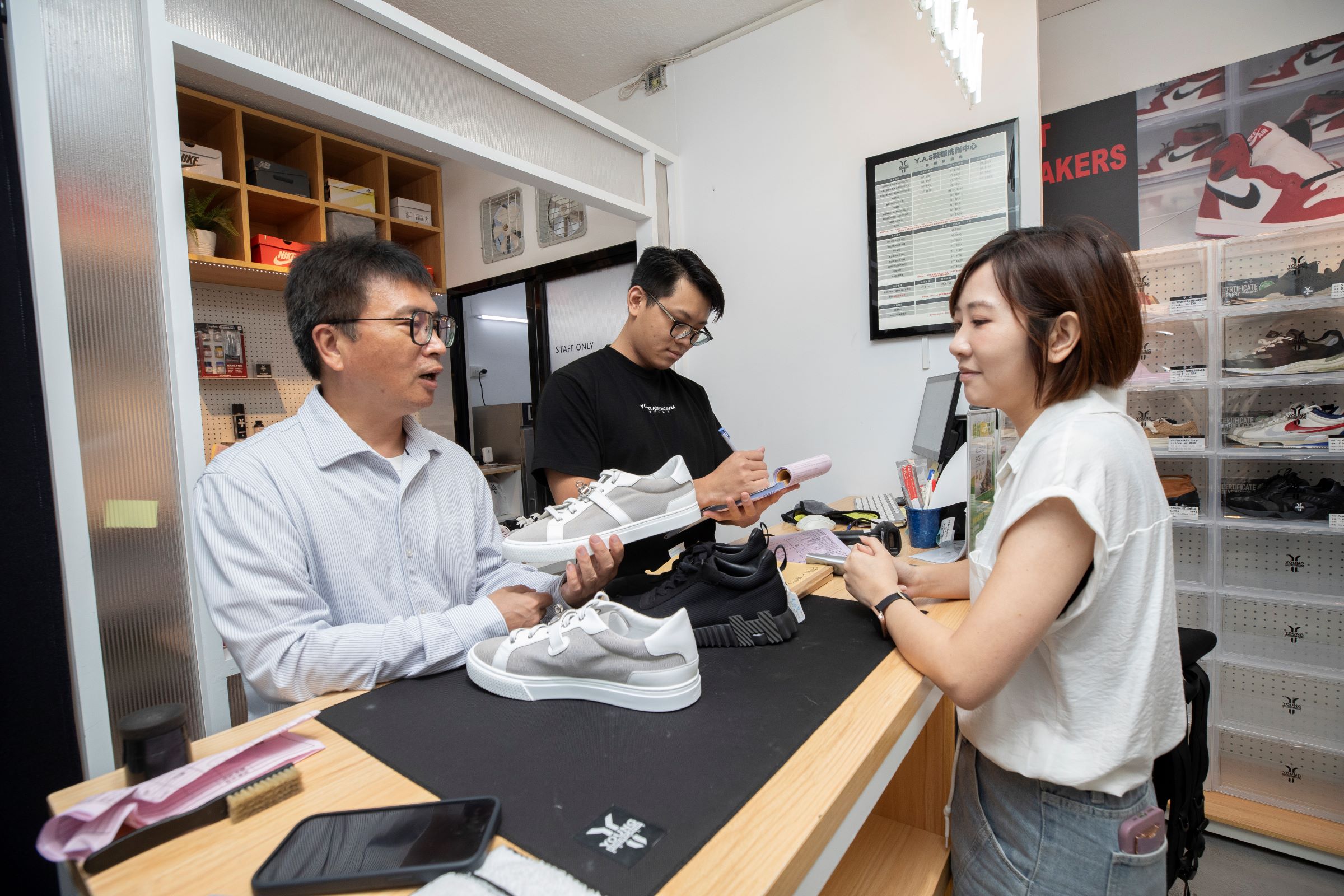 洗鞋專家、過去更是製鞋業者的郭子仲（左）表示，現在鞋子容易移染、脫膠，原因出在為了環保。但專業的洗鞋業者還是有辦法解決、除了淨鞋外，還能幫愛鞋延壽。