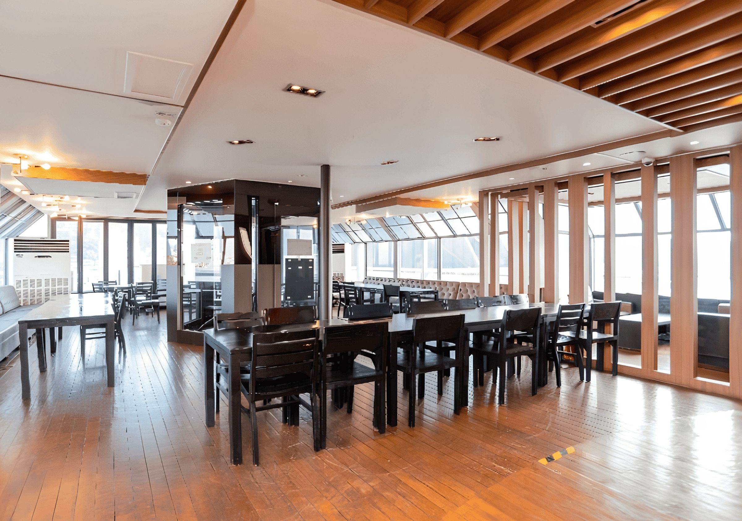 咖啡廳位於上層甲板，販售咖啡、飲料、酒水及輕食。（Klook提供）