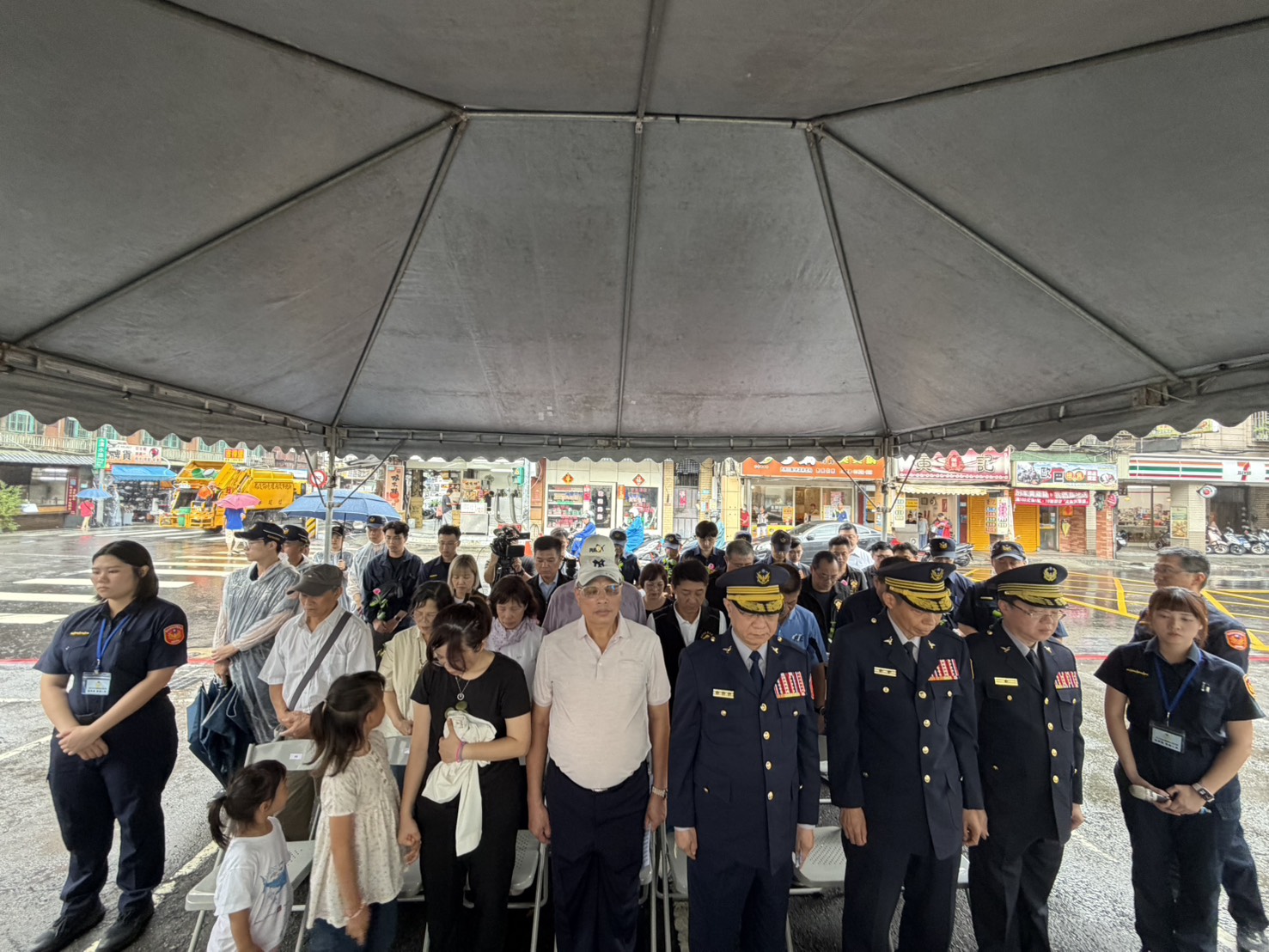 「故所長劉宗鑫追思紀念銘揭牌儀式」全體與會人員在雨中肅立默哀。