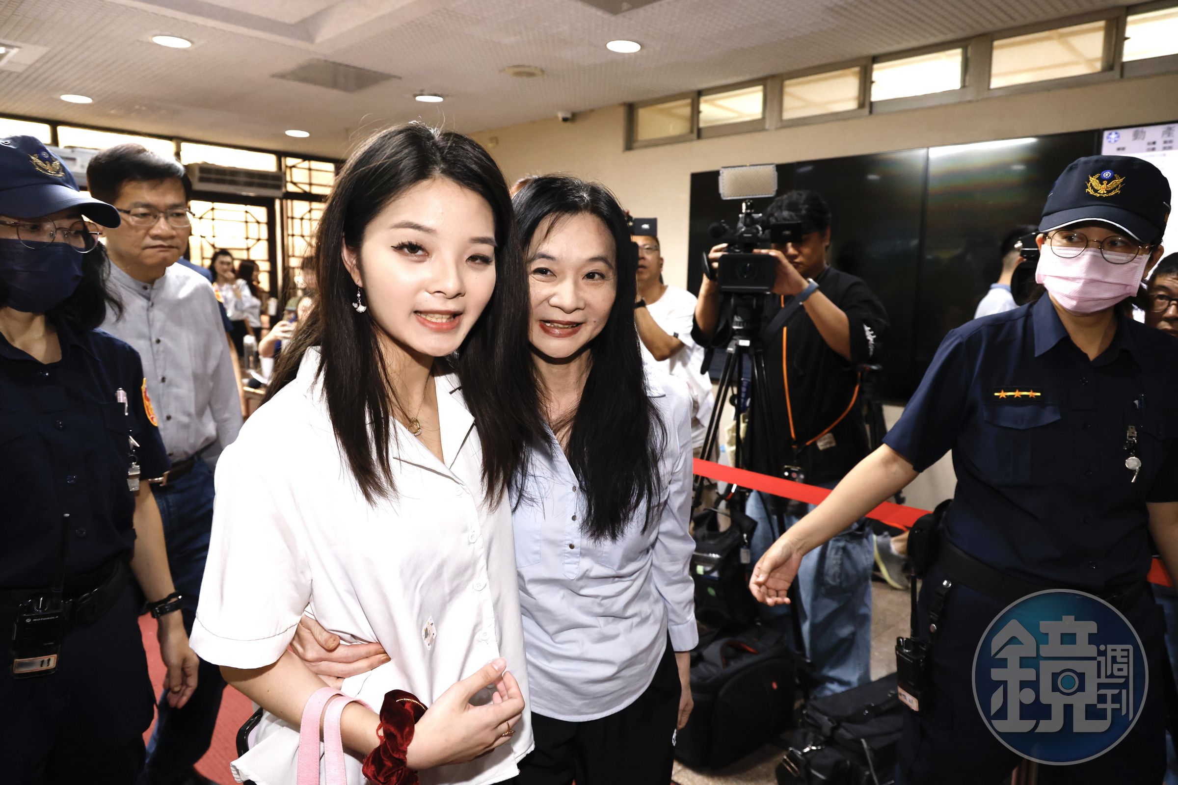 台北地院今(15日)上午召開羈押庭,應曉薇則在女兒的陪同下出庭。