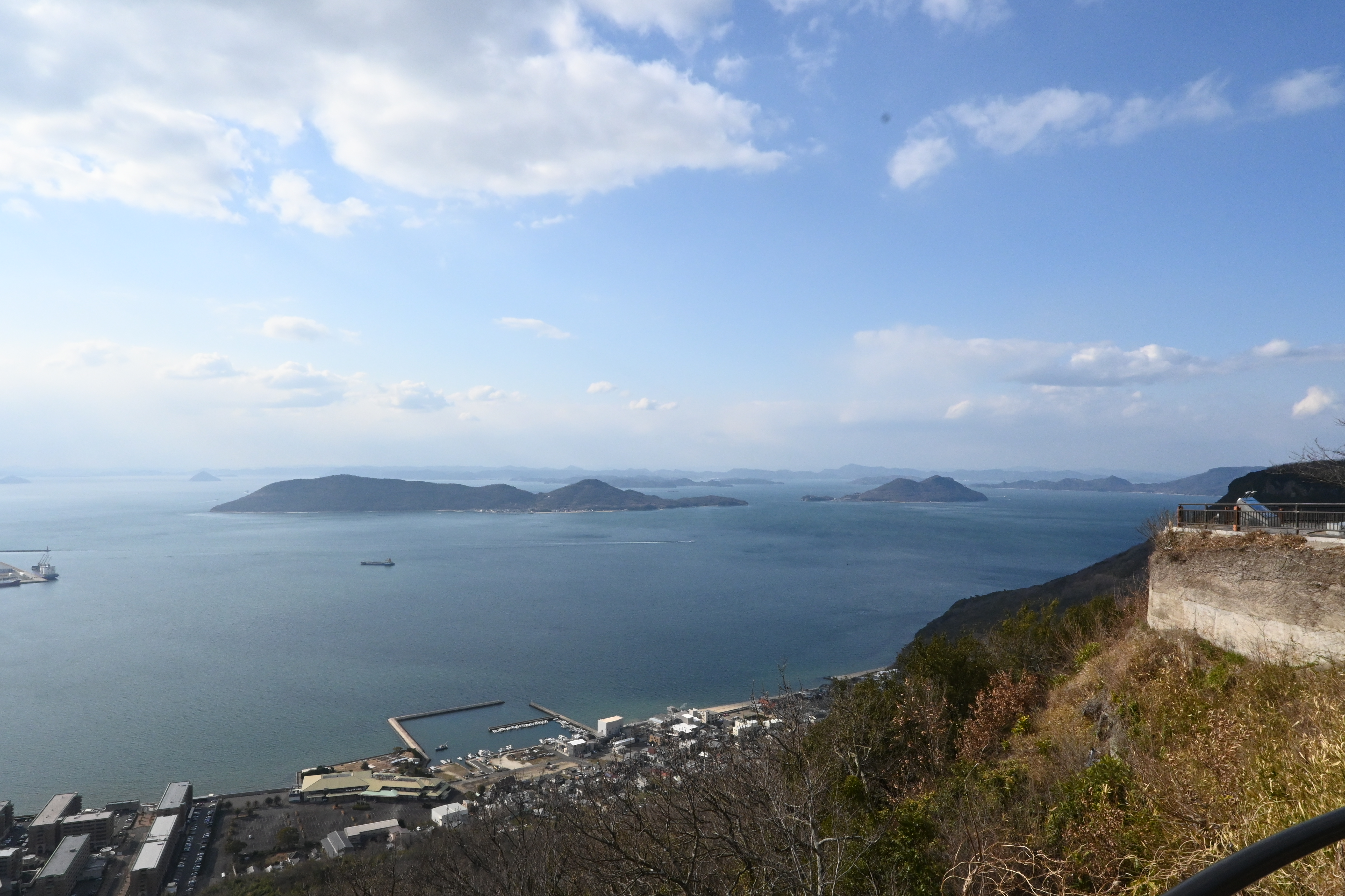 瀨戶內海(せとないかい)是位於日本本州、四國和九州三大島之間的海。