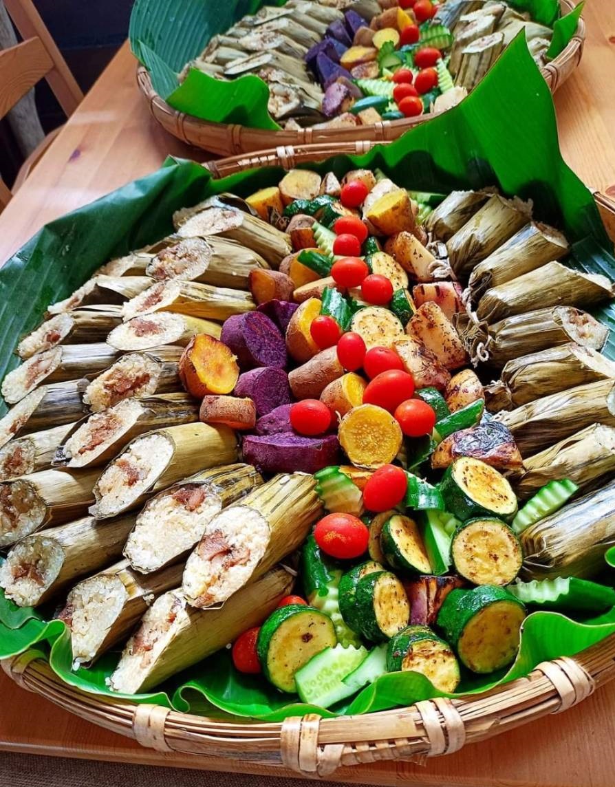 因應現代口味改良,將泰雅傳統美食香蕉飯化身成宴席料理。(圖/梅姐廚房)