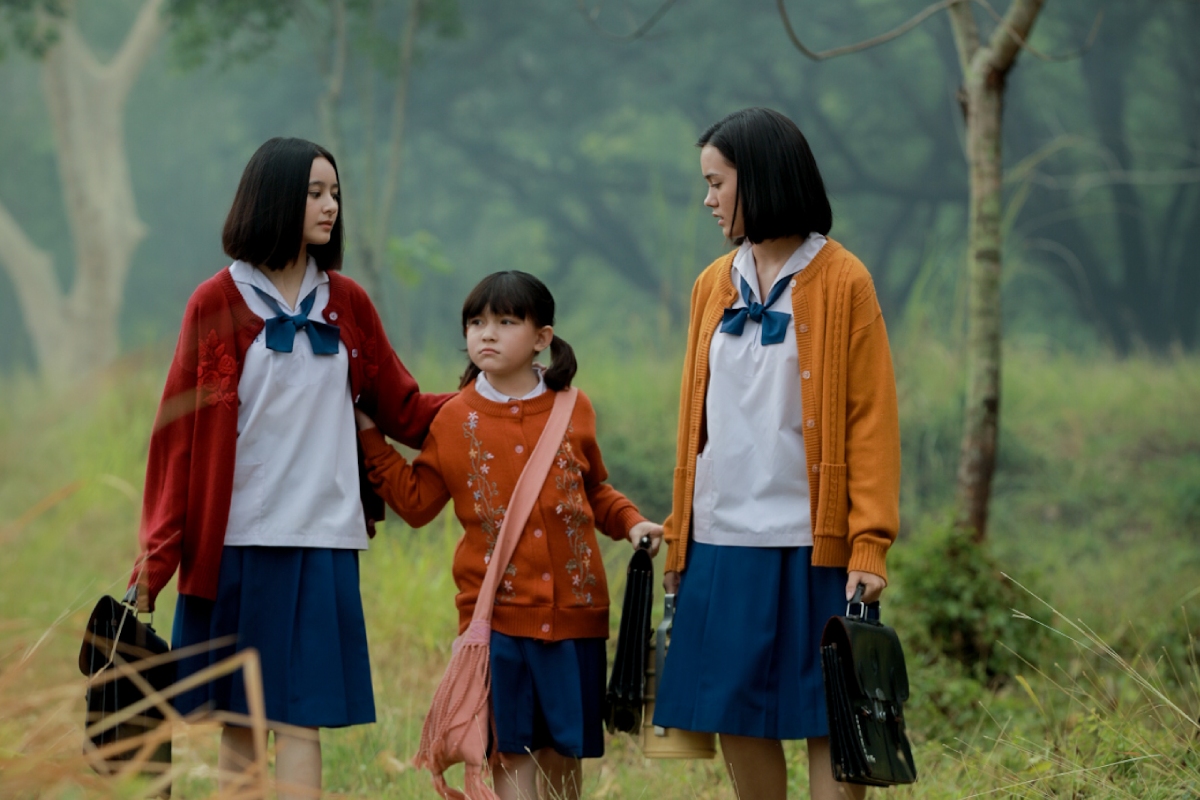 三姊妹原本開心放學回家，卻遇到樹下詭異黑衣女子，引起許多怪事。（威視提供）