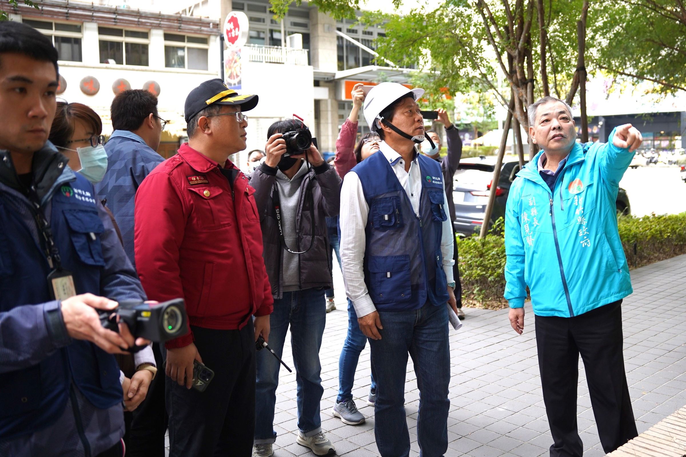 新竹縣副縣長陳見賢（右）於台中新光三越氣爆案發生後，隨即前往遠百竹北店勘查瓦斯管線與相關安全設備，要求加強檢測與風險控管，避免類似憾事在新竹縣重演。（圖／新竹縣政府行政處資料照片）