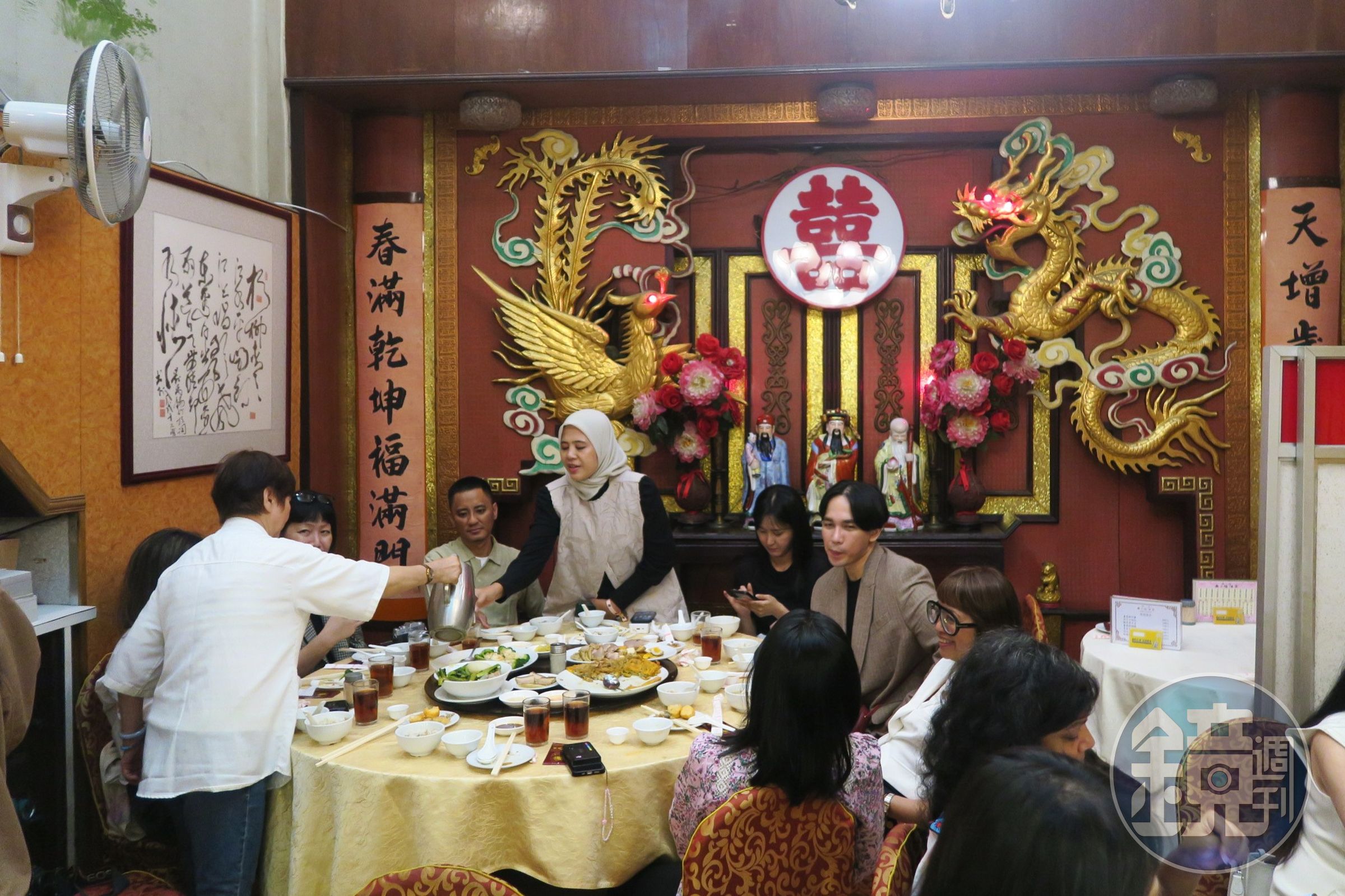 這面盤旋金龍彩鳳的喜氣裝飾牆,曾在香港許多電視電影中出現。