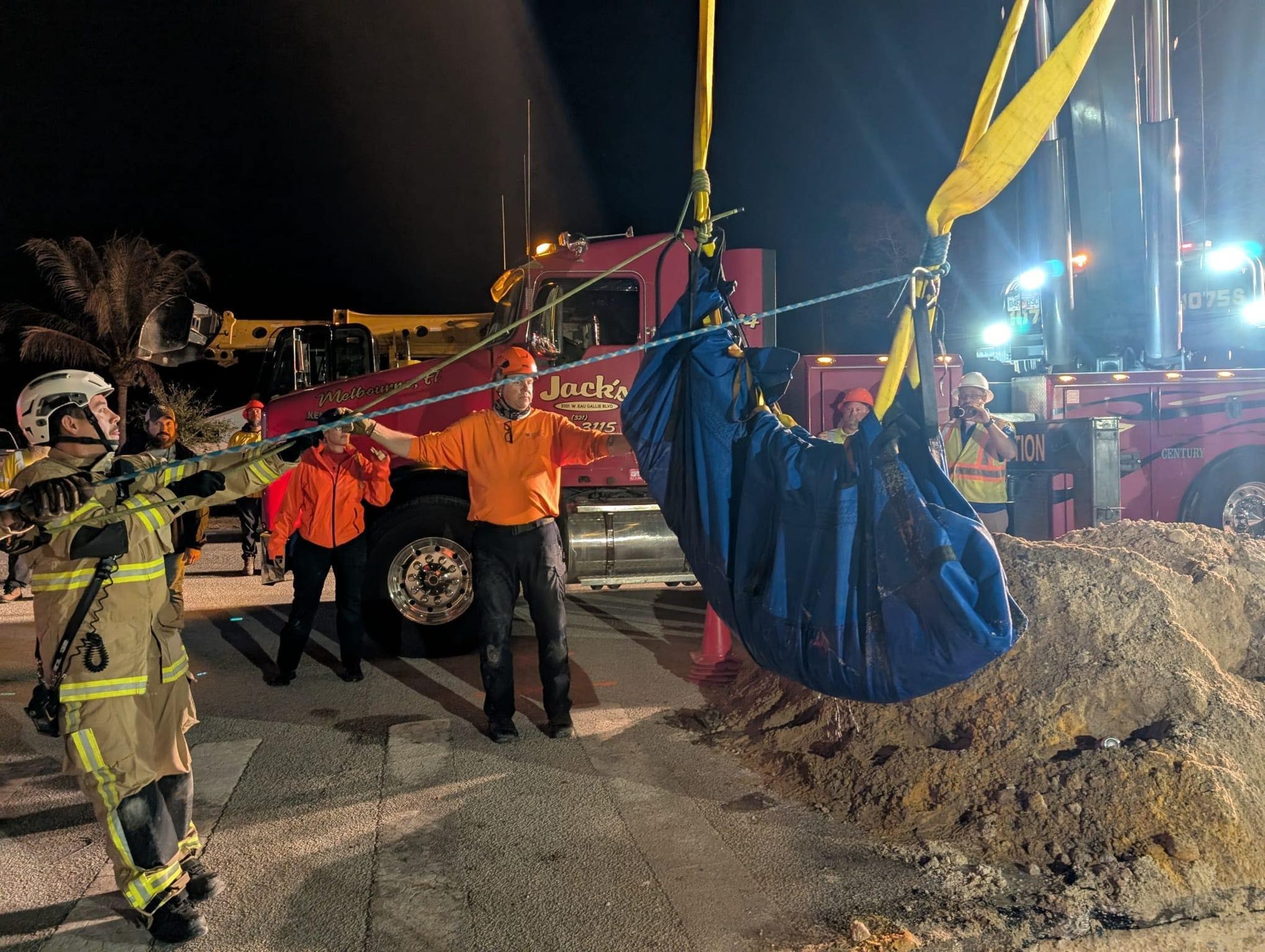 救援團隊出動吊車，成功將海牛救出。（翻攝Brevard County Fire Rescue）