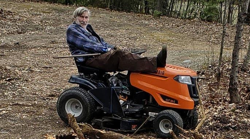 霍爾特常幫人割草，平時也會打工助人，他過世後驚人身家才曝光。（翻攝X@JonHutson）