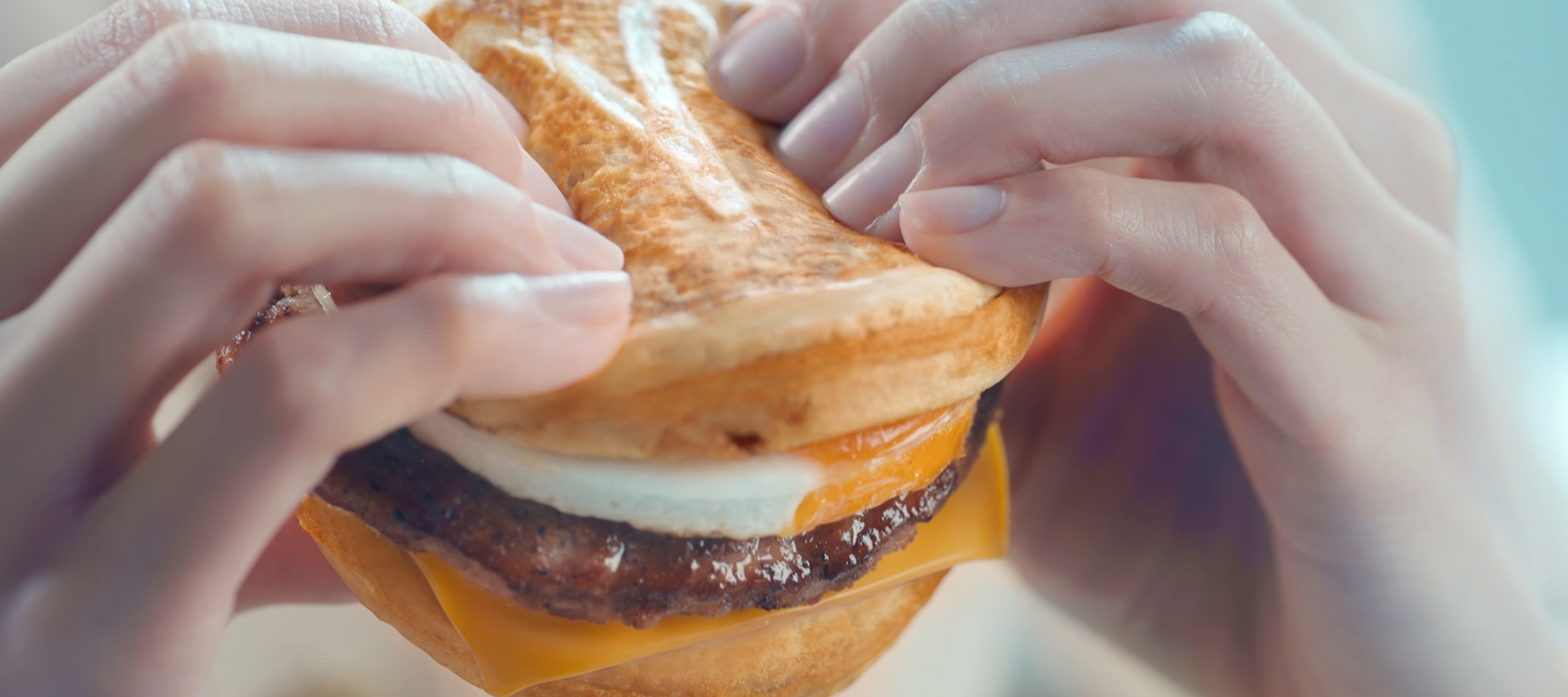 台灣麥當勞近日推出期間限定早餐「McGriddles厚鬆餅堡」,開賣這幾天幾乎秒殺。(翻攝自麥當勞官網)