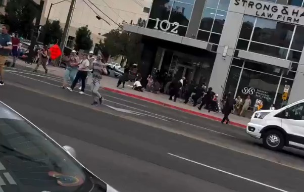 鹽湖城反川示威槍擊案嫌犯早警方制伏。（翻攝自X）