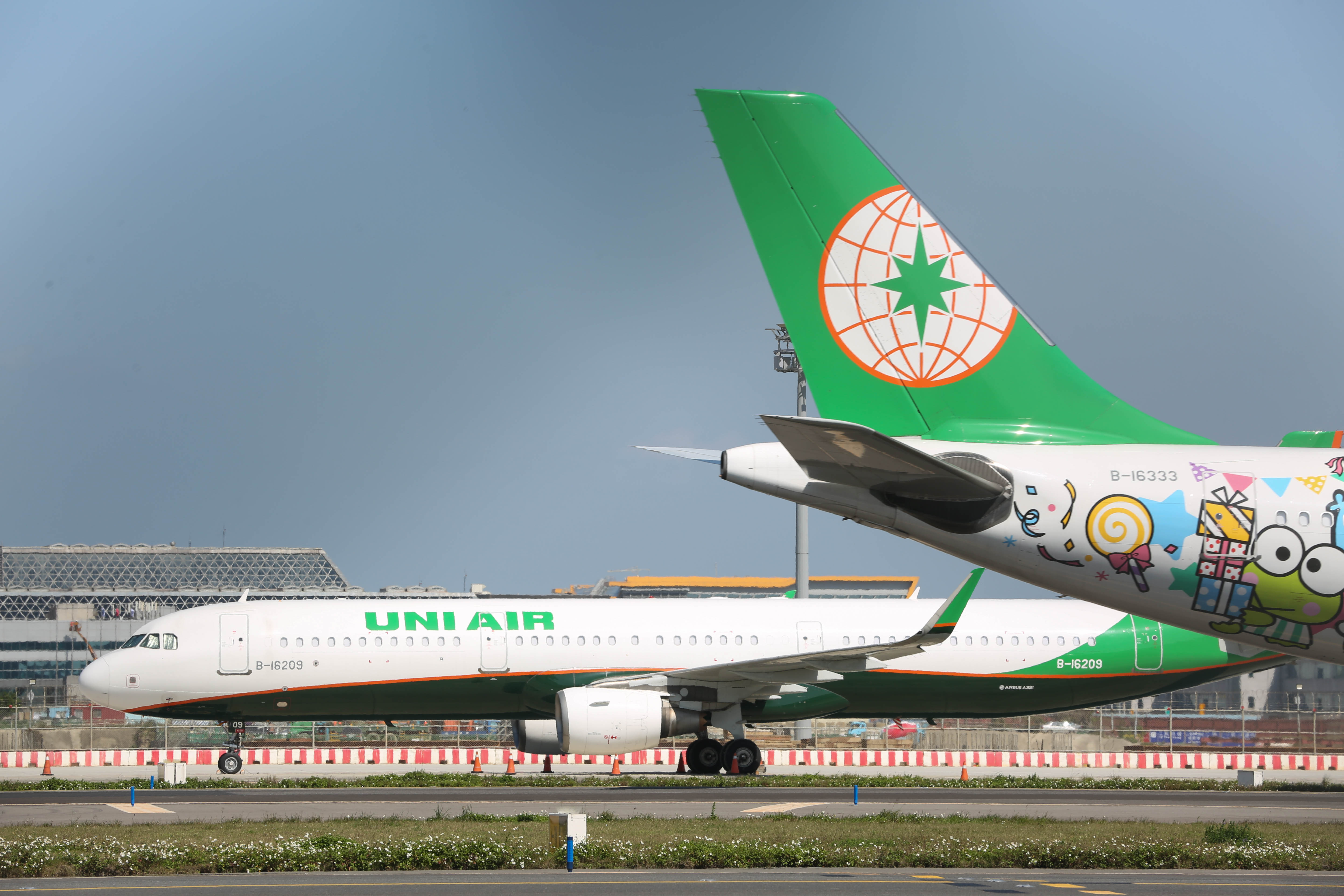 長榮航空3日一架自胡志明市飛往桃園的班機，滑行時意外撞上機場燈柱導致左側機翼凹陷。（示意圖，本刊資料照）