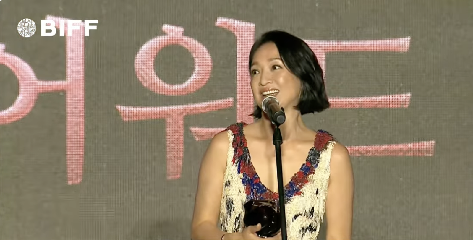 周迅釜山影展奪最佳演員哽咽告白父母 台灣導演李芸嬋獲最佳導演
