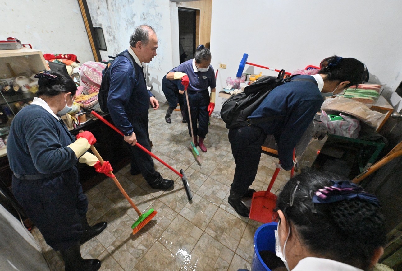 慈濟志工協助清掃家園。（慈濟基金會提供）