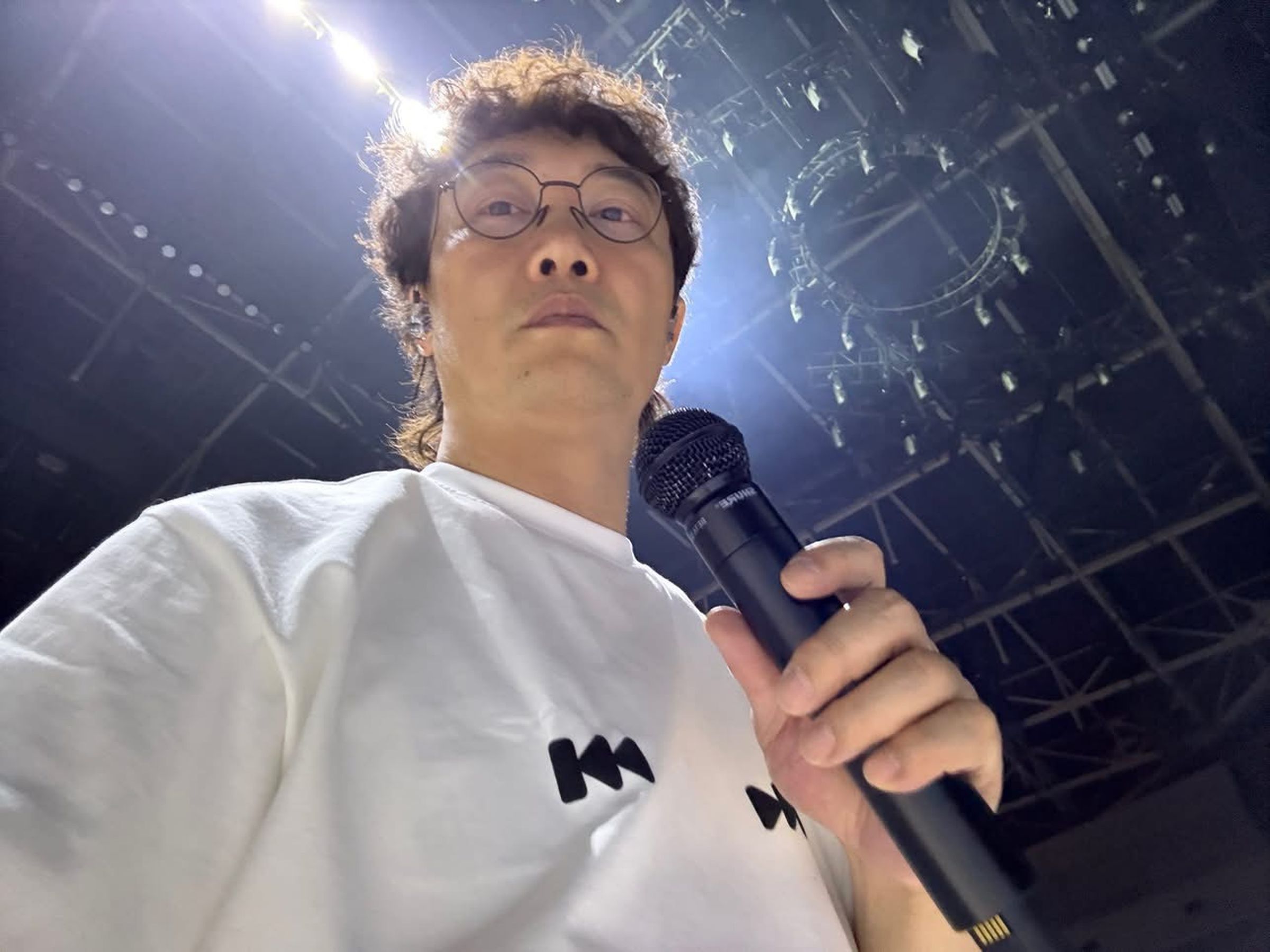 陳奕迅將在高雄巨蛋開唱,還分享了彩排後的自拍照,藉此證明自己還活得好好的。(翻攝自陳奕迅臉書)