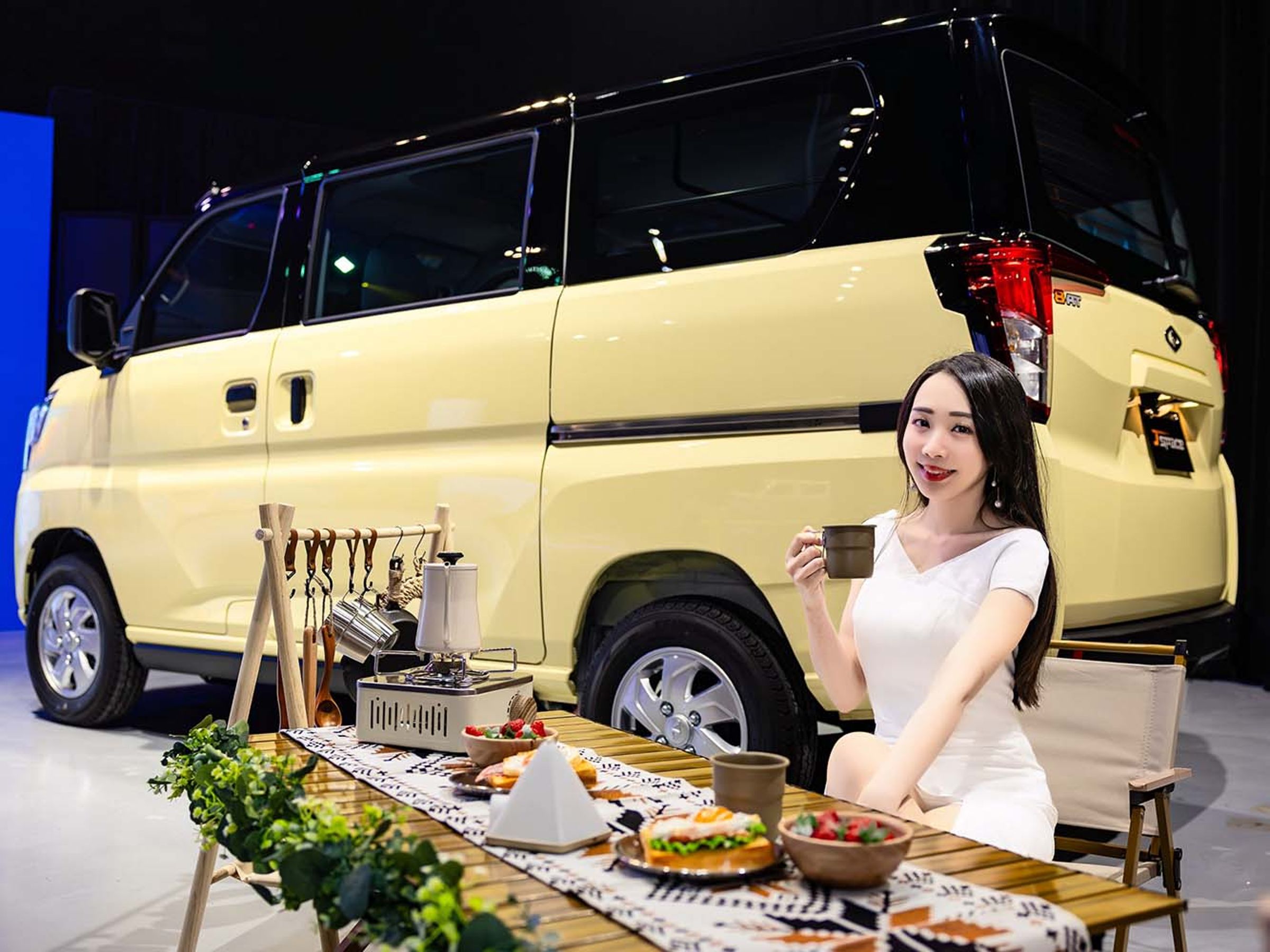 雖為商用廂車，但J SPACE提供雙色車色的選配可能。