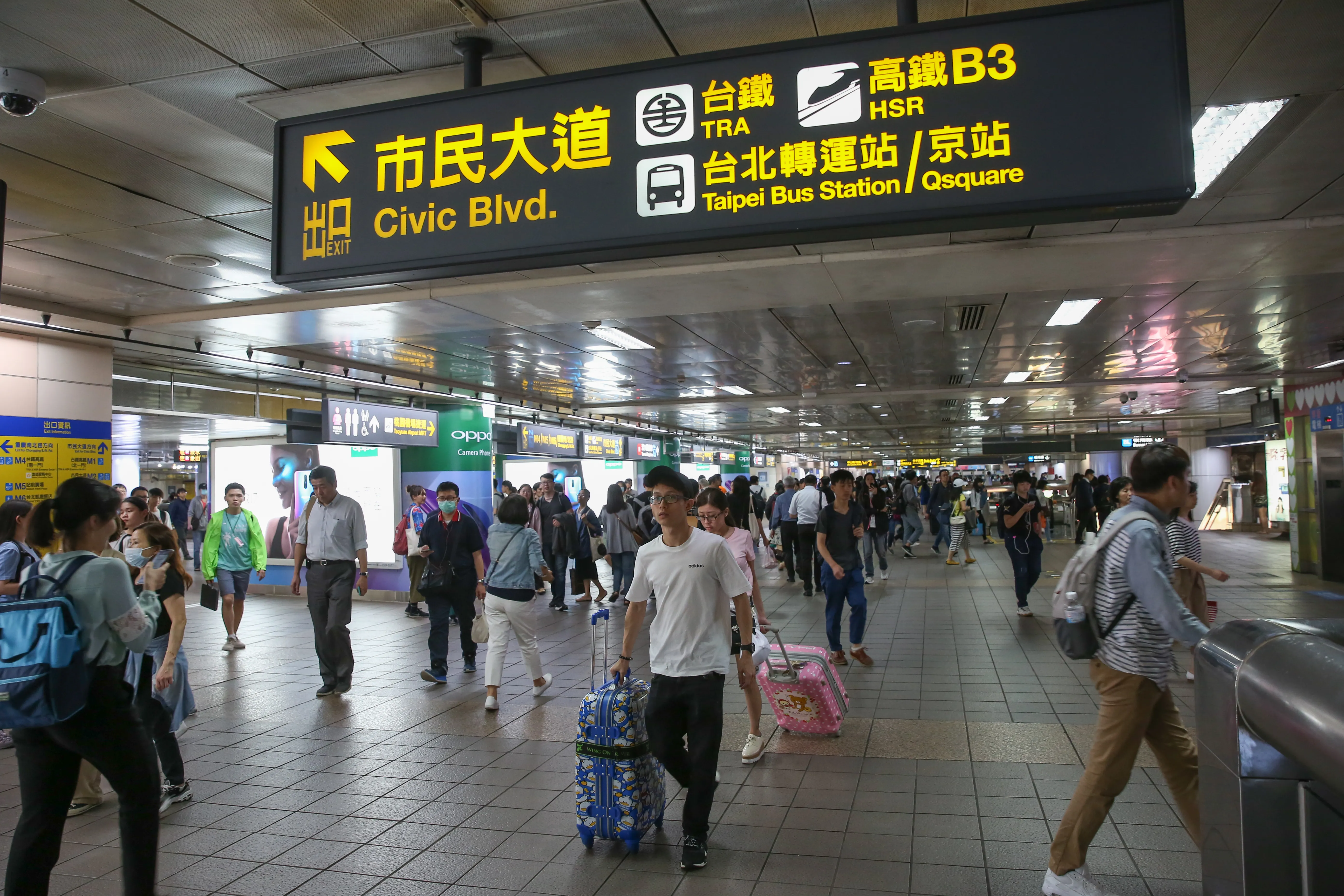 台灣新冠疫情持續升溫，有不少民眾出入人多的公共場所時，卻未戴上口罩。（示意圖，本刊資料照）