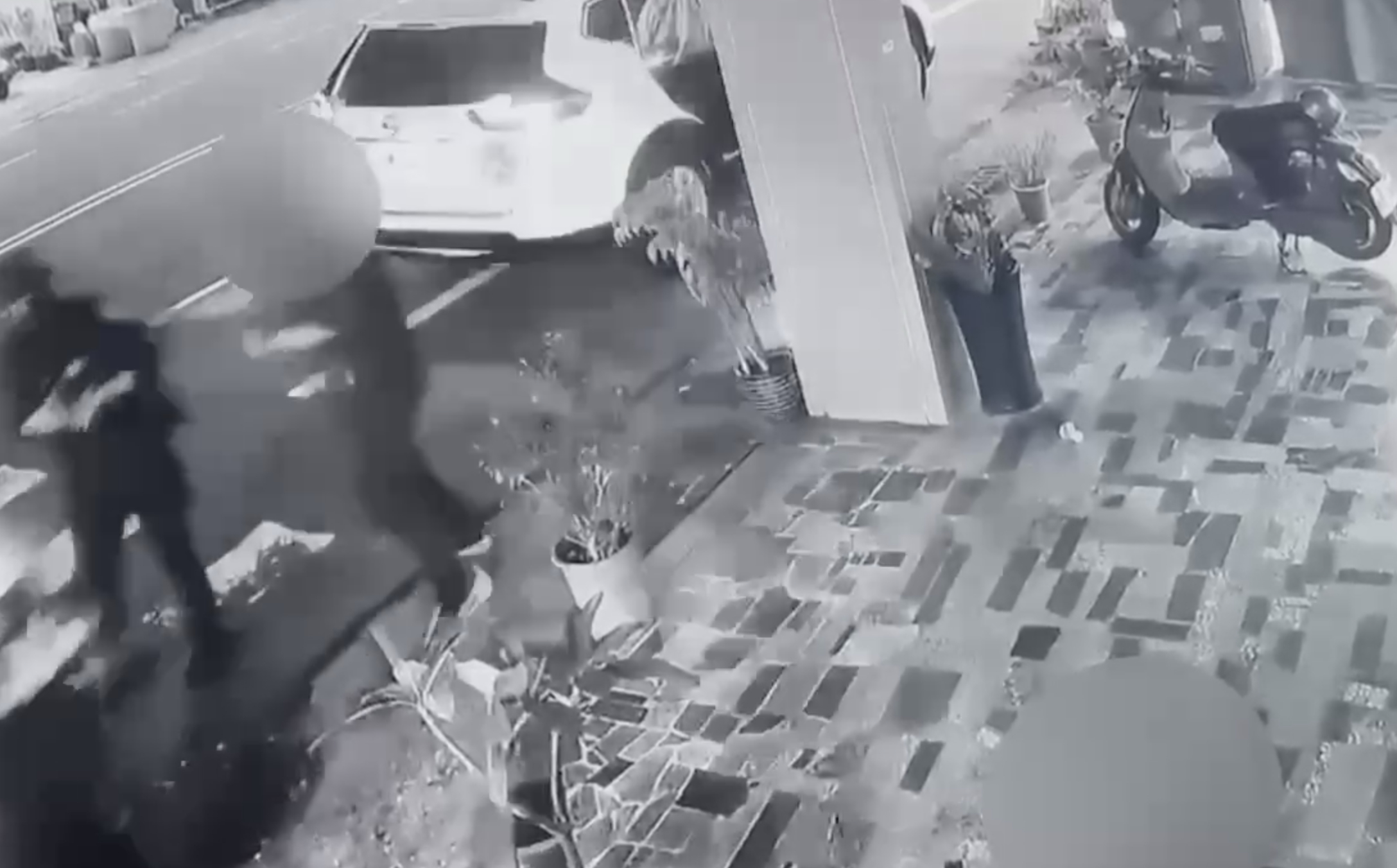 台南市昨（6）日晚間，一名女警執行違規停車取締時，遭男子持斧頭攻擊受傷。（翻攝畫面）