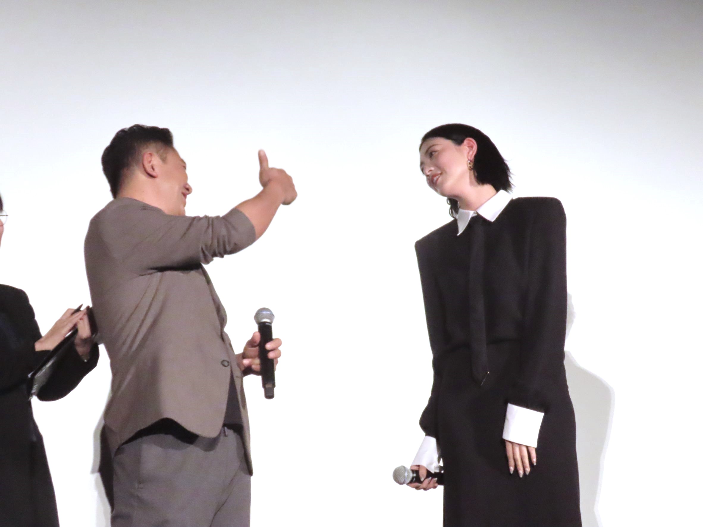講完韓文的三吉彩花(右)緊張地看著導演Chang,Chang豎起大拇指給讚。