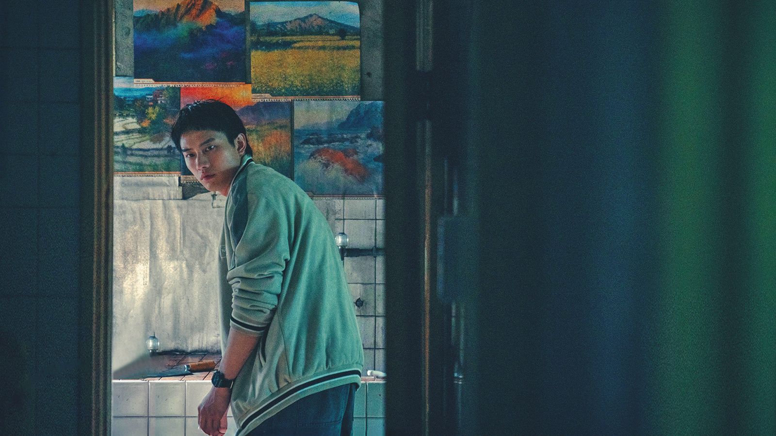 《凶宅專賣店》中范少勳飾演阿澤，住在凶宅裡，還當上凶宅房仲，處理一間又一間充滿靈異傳說的房子，鬼也是一個比一個還猛。（Disney+提供）